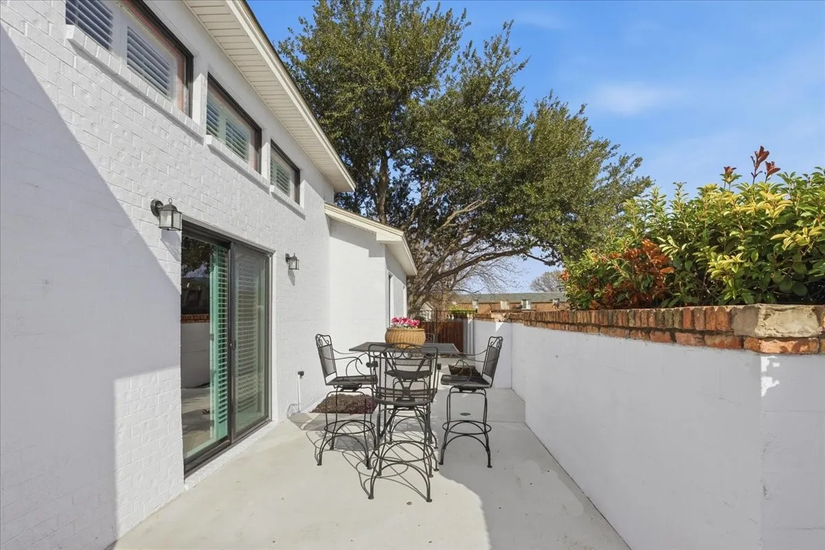 Single Family Residence For Rent in Tarrant County , 22 One Main Place, Benbrook, Texas 76126, 3 Bedroom, 4 Bathroom, 2 Garage spaces, 2,635 Sqft, built in 1984, Preowned, mls#21234229, Real Estate Agent in Benbrook, Homes For Rent in Tarrant county, Homes For Rent in Benbrook, Realtor in Benbrook Texas, Real Estate Brokerage Independent Realty Texas, Luminita Cordes Realtor