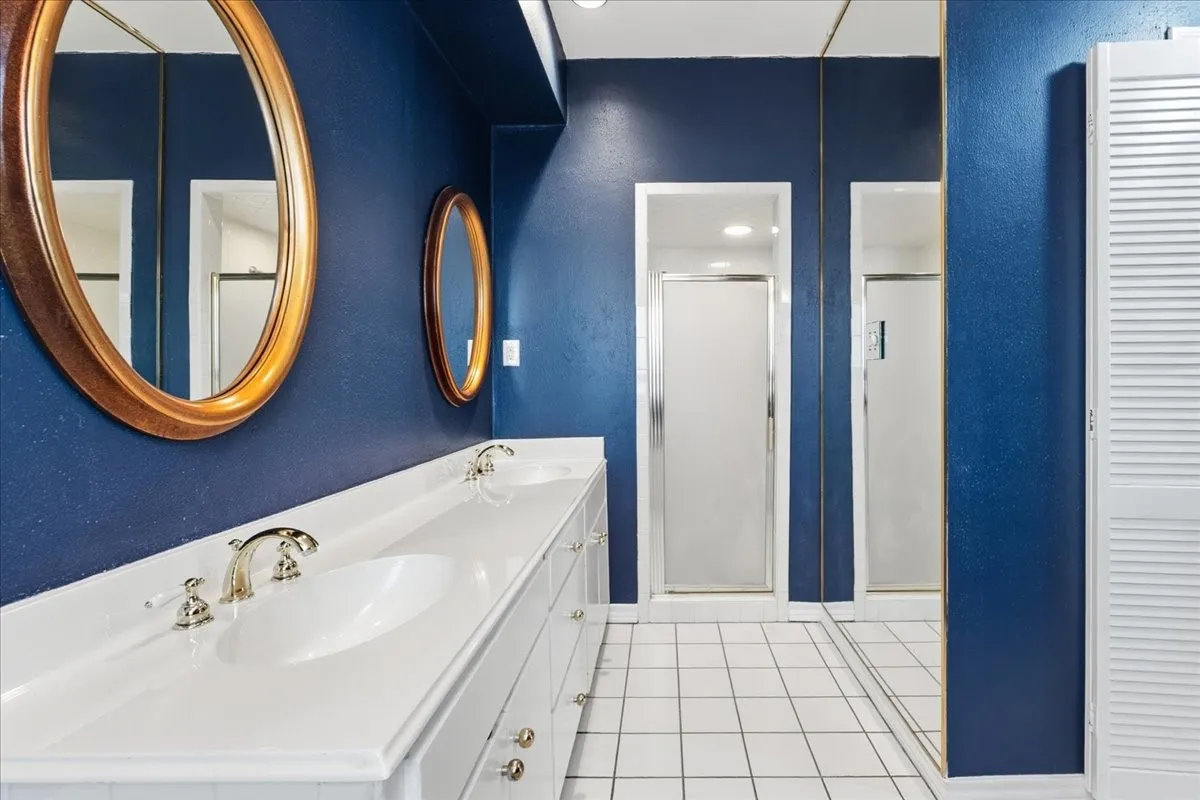 Single Family Residence For Rent in Tarrant County , 22 One Main Place, Benbrook, Texas 76126, 3 Bedroom, 4 Bathroom, 2 Garage spaces, 2,635 Sqft, built in 1984, Preowned, mls#21234229, Real Estate Agent in Benbrook, Homes For Rent in Tarrant county, Homes For Rent in Benbrook, Realtor in Benbrook Texas, Real Estate Brokerage Independent Realty Texas, Luminita Cordes Realtor