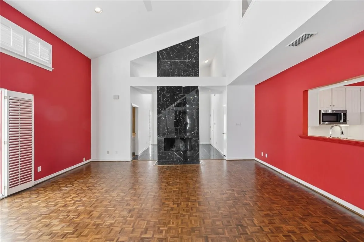 Single Family Residence For Rent in Tarrant County , 22 One Main Place, Benbrook, Texas 76126, 3 Bedroom, 4 Bathroom, 2 Garage spaces, 2,635 Sqft, built in 1984, Preowned, mls#21234229, Real Estate Agent in Benbrook, Homes For Rent in Tarrant county, Homes For Rent in Benbrook, Realtor in Benbrook Texas, Real Estate Brokerage Independent Realty Texas, Luminita Cordes Realtor