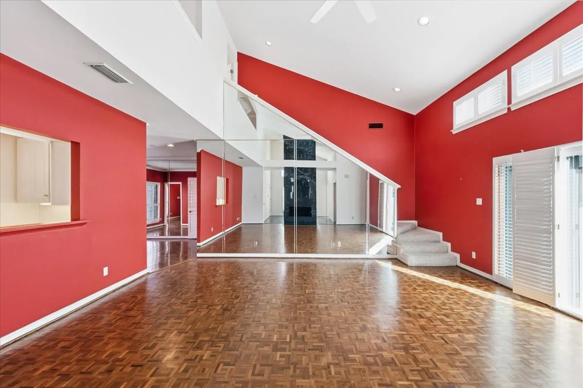 Single Family Residence For Rent in Tarrant County , 22 One Main Place, Benbrook, Texas 76126, 3 Bedroom, 4 Bathroom, 2 Garage spaces, 2,635 Sqft, built in 1984, Preowned, mls#21234229, Real Estate Agent in Benbrook, Homes For Rent in Tarrant county, Homes For Rent in Benbrook, Realtor in Benbrook Texas, Real Estate Brokerage Independent Realty Texas, Luminita Cordes Realtor