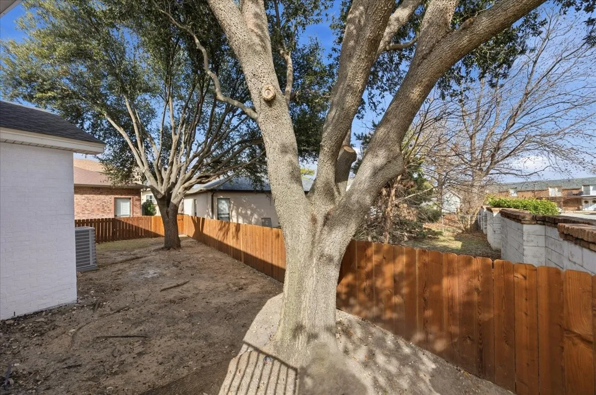 Single Family Residence For Rent in Tarrant County , 22 One Main Place, Benbrook, Texas 76126, 3 Bedroom, 4 Bathroom, 2 Garage spaces, 2,635 Sqft, built in 1984, Preowned, mls#21234229, Real Estate Agent in Benbrook, Homes For Rent in Tarrant county, Homes For Rent in Benbrook, Realtor in Benbrook Texas, Real Estate Brokerage Independent Realty Texas, Luminita Cordes Realtor