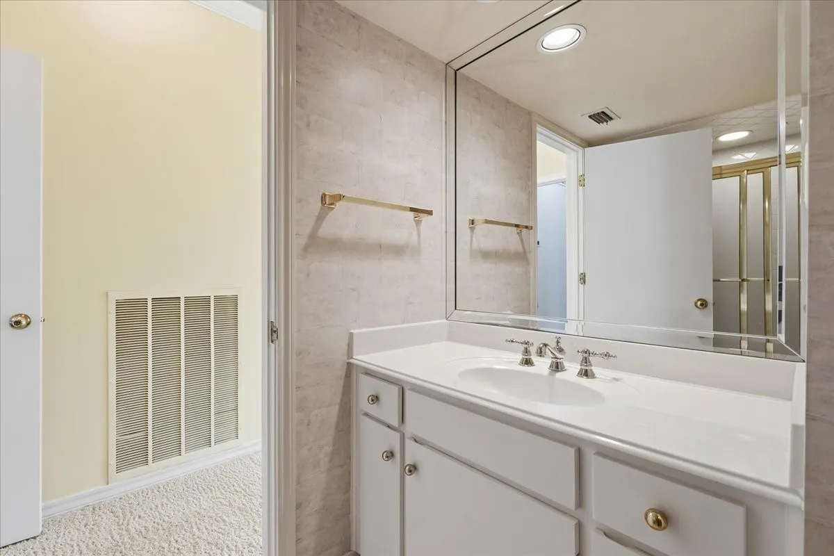 Single Family Residence For Rent in Tarrant County , 22 One Main Place, Benbrook, Texas 76126, 3 Bedroom, 4 Bathroom, 2 Garage spaces, 2,635 Sqft, built in 1984, Preowned, mls#21234229, Real Estate Agent in Benbrook, Homes For Rent in Tarrant county, Homes For Rent in Benbrook, Realtor in Benbrook Texas, Real Estate Brokerage Independent Realty Texas, Luminita Cordes Realtor