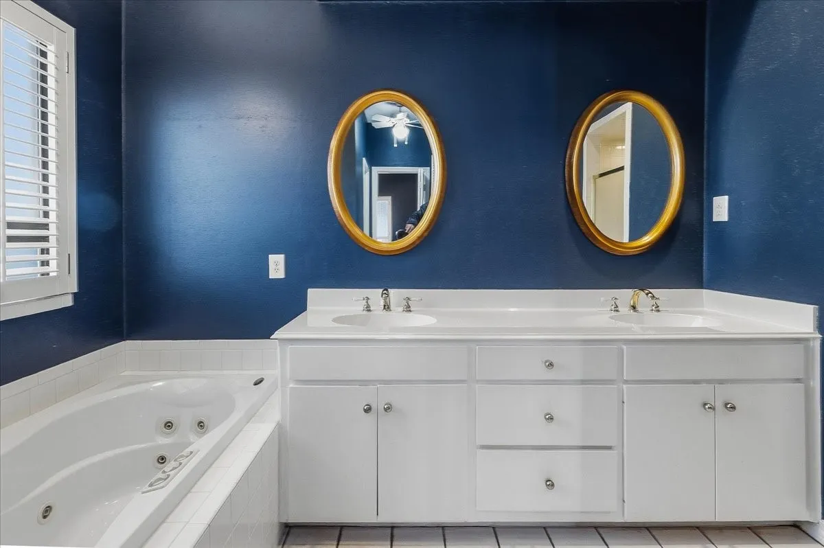 Single Family Residence For Rent in Tarrant County , 22 One Main Place, Benbrook, Texas 76126, 3 Bedroom, 4 Bathroom, 2 Garage spaces, 2,635 Sqft, built in 1984, Preowned, mls#21234229, Real Estate Agent in Benbrook, Homes For Rent in Tarrant county, Homes For Rent in Benbrook, Realtor in Benbrook Texas, Real Estate Brokerage Independent Realty Texas, Luminita Cordes Realtor