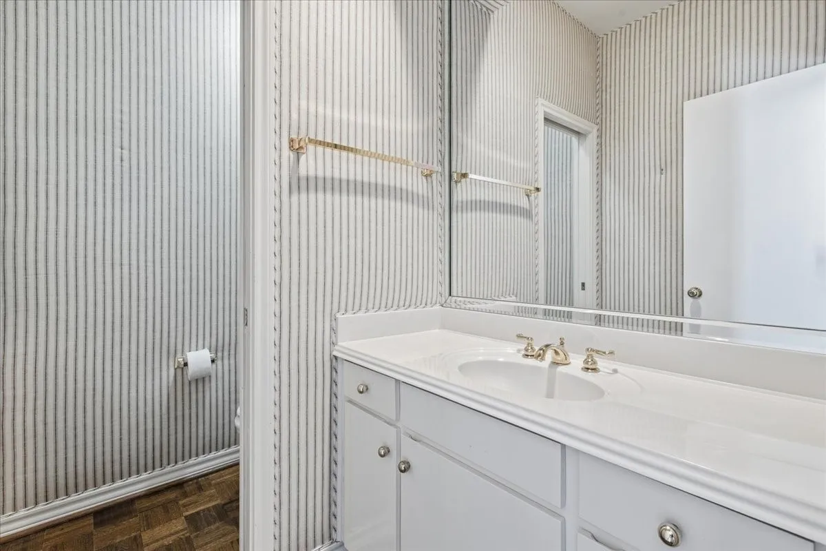 Single Family Residence For Rent in Tarrant County , 22 One Main Place, Benbrook, Texas 76126, 3 Bedroom, 4 Bathroom, 2 Garage spaces, 2,635 Sqft, built in 1984, Preowned, mls#21234229, Real Estate Agent in Benbrook, Homes For Rent in Tarrant county, Homes For Rent in Benbrook, Realtor in Benbrook Texas, Real Estate Brokerage Independent Realty Texas, Luminita Cordes Realtor