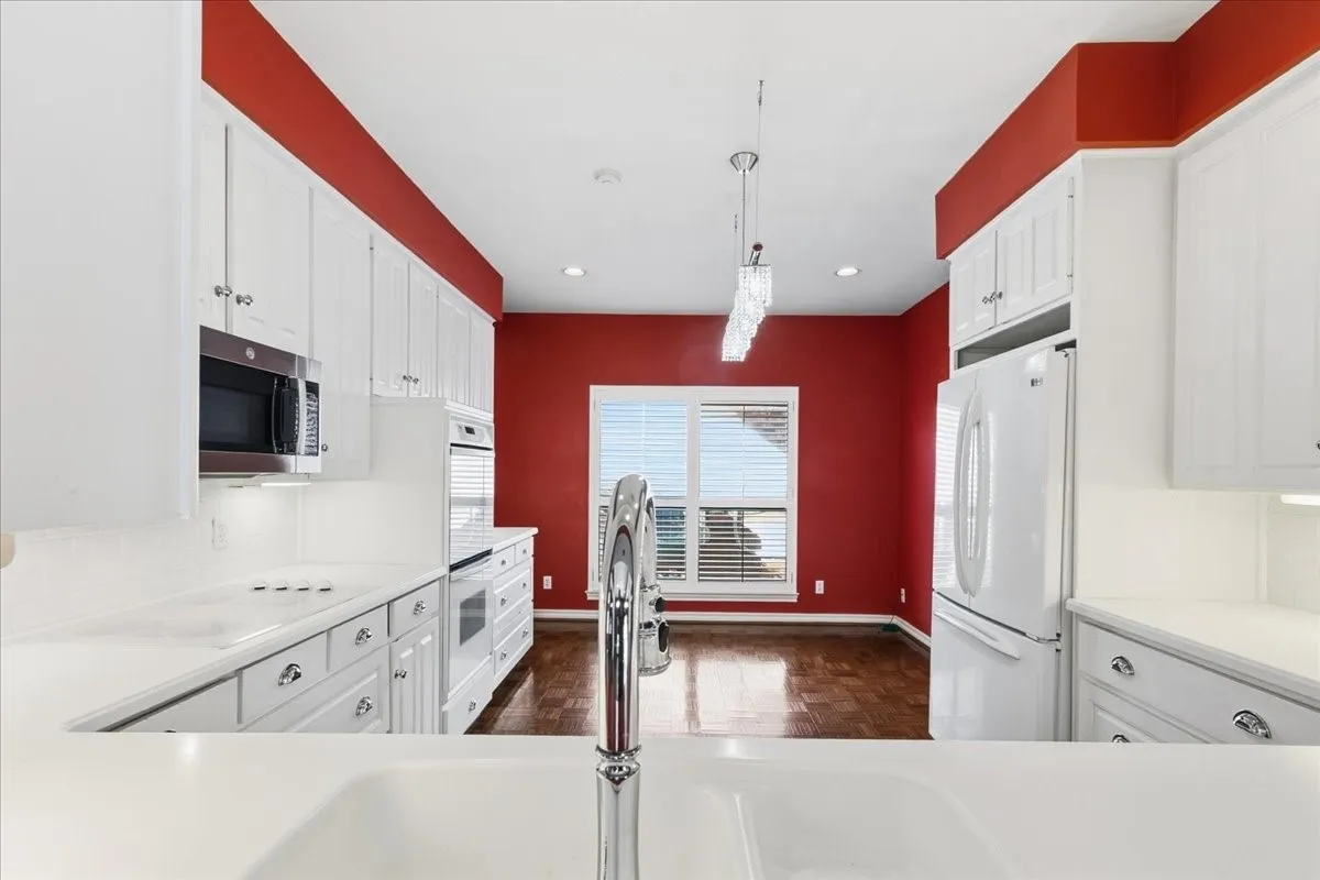 Single Family Residence For Rent in Tarrant County , 22 One Main Place, Benbrook, Texas 76126, 3 Bedroom, 4 Bathroom, 2 Garage spaces, 2,635 Sqft, built in 1984, Preowned, mls#21234229, Real Estate Agent in Benbrook, Homes For Rent in Tarrant county, Homes For Rent in Benbrook, Realtor in Benbrook Texas, Real Estate Brokerage Independent Realty Texas, Luminita Cordes Realtor