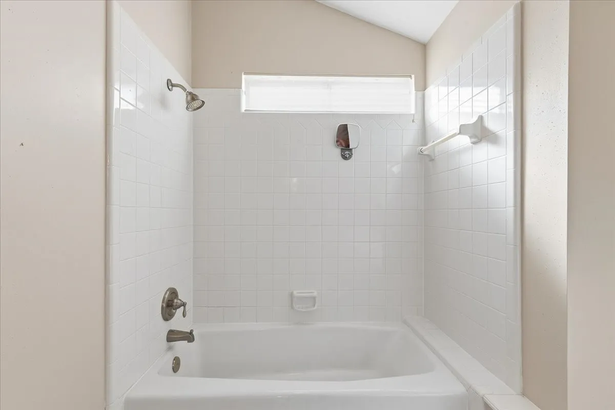 Single Family Residence For Rent in Tarrant County , 22 One Main Place, Benbrook, Texas 76126, 3 Bedroom, 4 Bathroom, 2 Garage spaces, 2,635 Sqft, built in 1984, Preowned, mls#21234229, Real Estate Agent in Benbrook, Homes For Rent in Tarrant county, Homes For Rent in Benbrook, Realtor in Benbrook Texas, Real Estate Brokerage Independent Realty Texas, Luminita Cordes Realtor