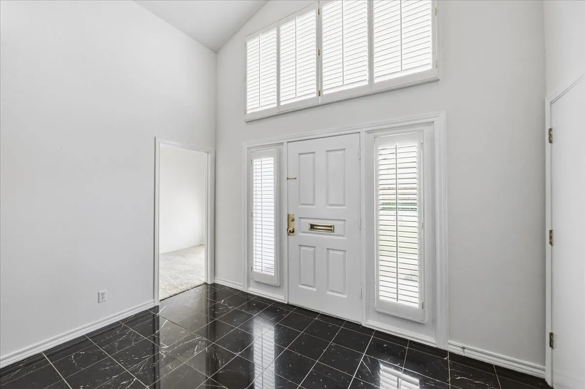 Single Family Residence For Rent in Tarrant County , 22 One Main Place, Benbrook, Texas 76126, 3 Bedroom, 4 Bathroom, 2 Garage spaces, 2,635 Sqft, built in 1984, Preowned, mls#21234229, Real Estate Agent in Benbrook, Homes For Rent in Tarrant county, Homes For Rent in Benbrook, Realtor in Benbrook Texas, Real Estate Brokerage Independent Realty Texas, Luminita Cordes Realtor