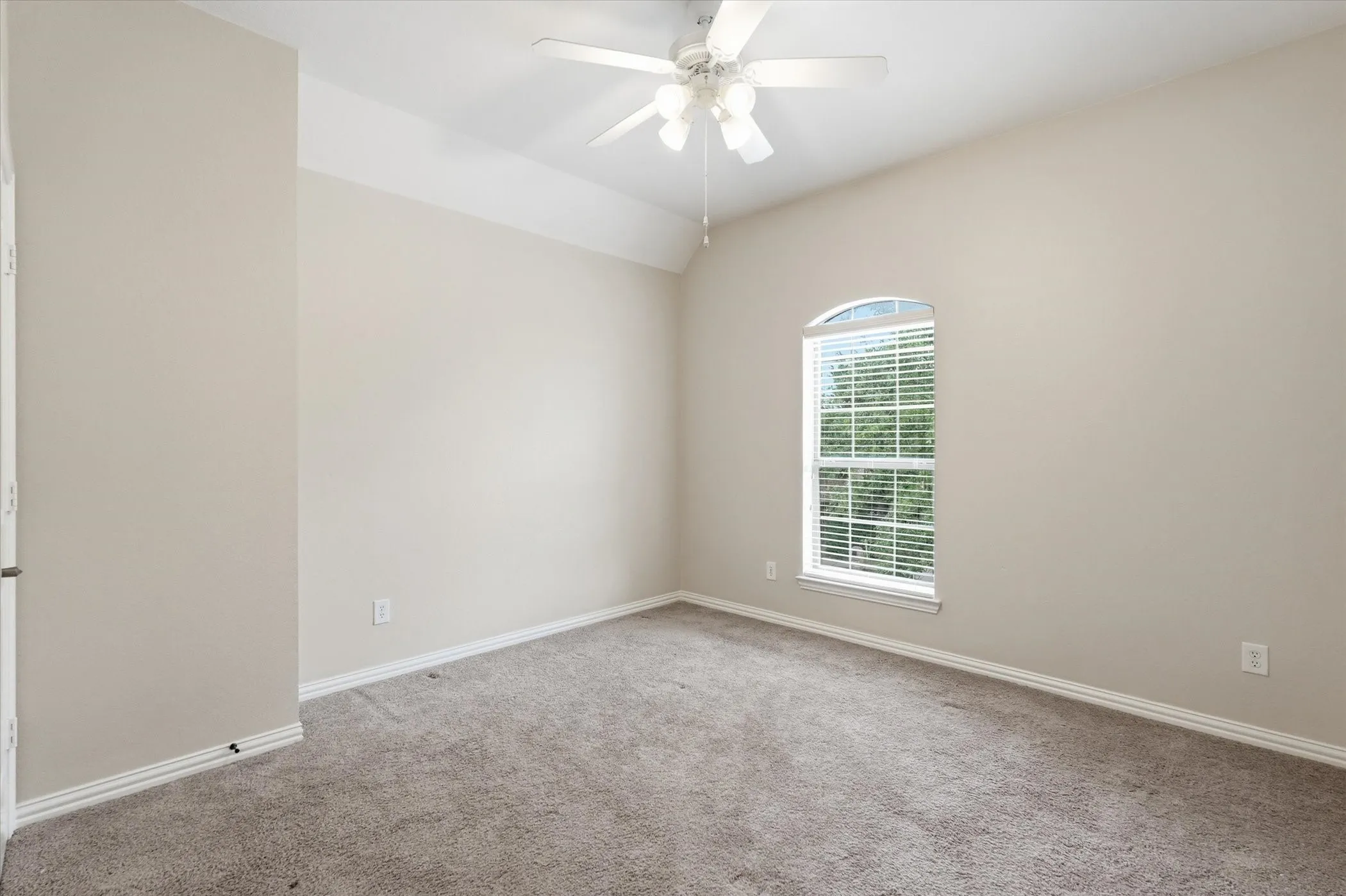 Single Family Residence For Sale in Dallas County , 6716 Prairie Flower Trail, Dallas, Texas 75227, 5 Bedroom, 4 Bathroom, 2 Garage spaces, 3,419 Sqft, built in 2007, mls#21234259, Real Estate Agent in Dallas, Homes For Sale in Dallas county, Homes For Sale in Dallas, Realtor in Dallas Texas, Real Estate Brokerage Independent Realty Texas, Luminita Cordes Realtor