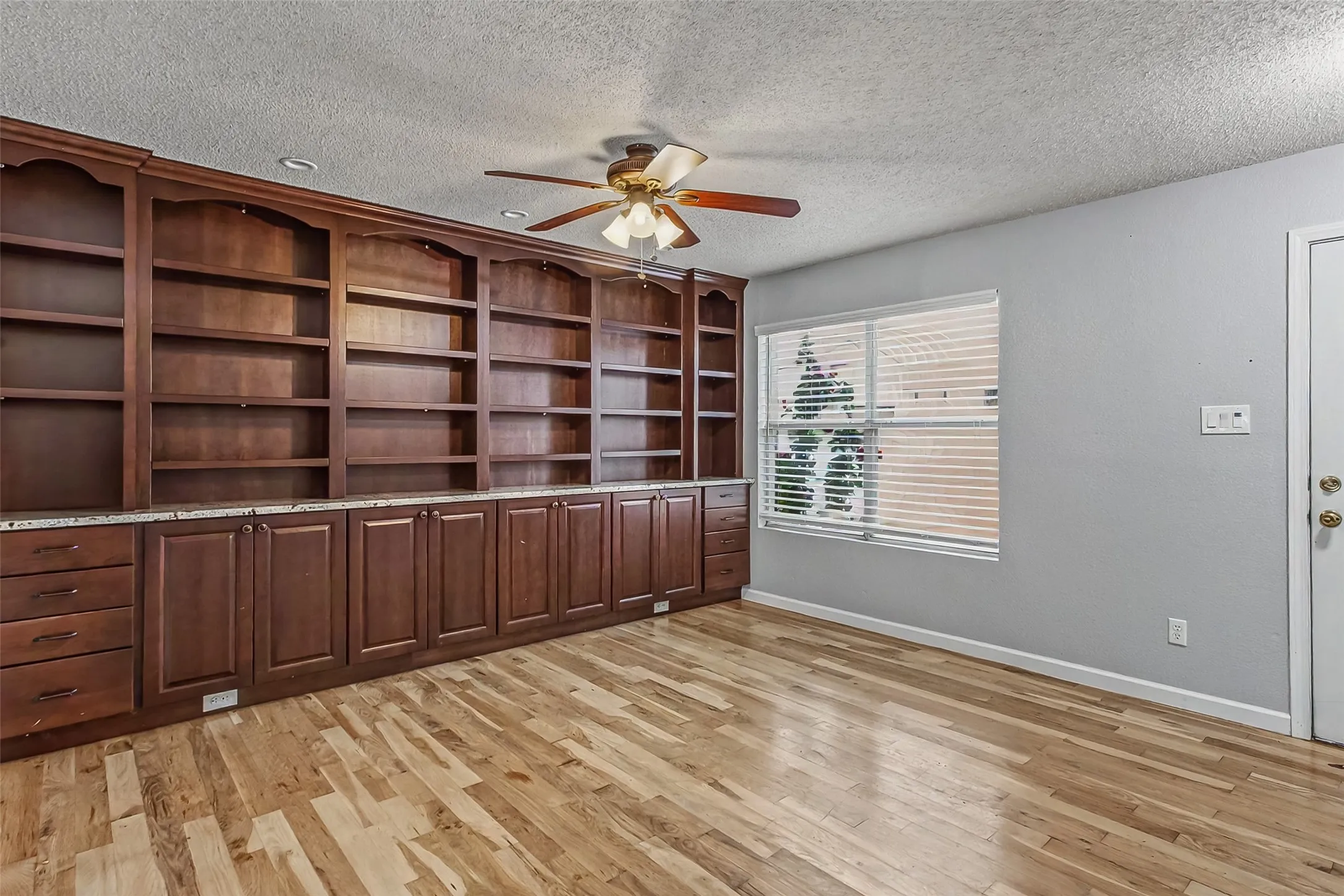 Single Family Residence For Sale in Tarrant County , 504 Tweeter Drive, Fort Worth, Texas 76108, 3 Bedroom, 3 Bathroom, 2 Garage spaces, 2,482 Sqft, built in 2005, Preowned, mls#21230005, Real Estate Agent in Fort Worth, Homes For Sale in Tarrant county, Homes For Sale in Fort Worth, Realtor in Fort Worth Texas, Real Estate Brokerage Independent Realty Texas, Luminita Cordes Realtor