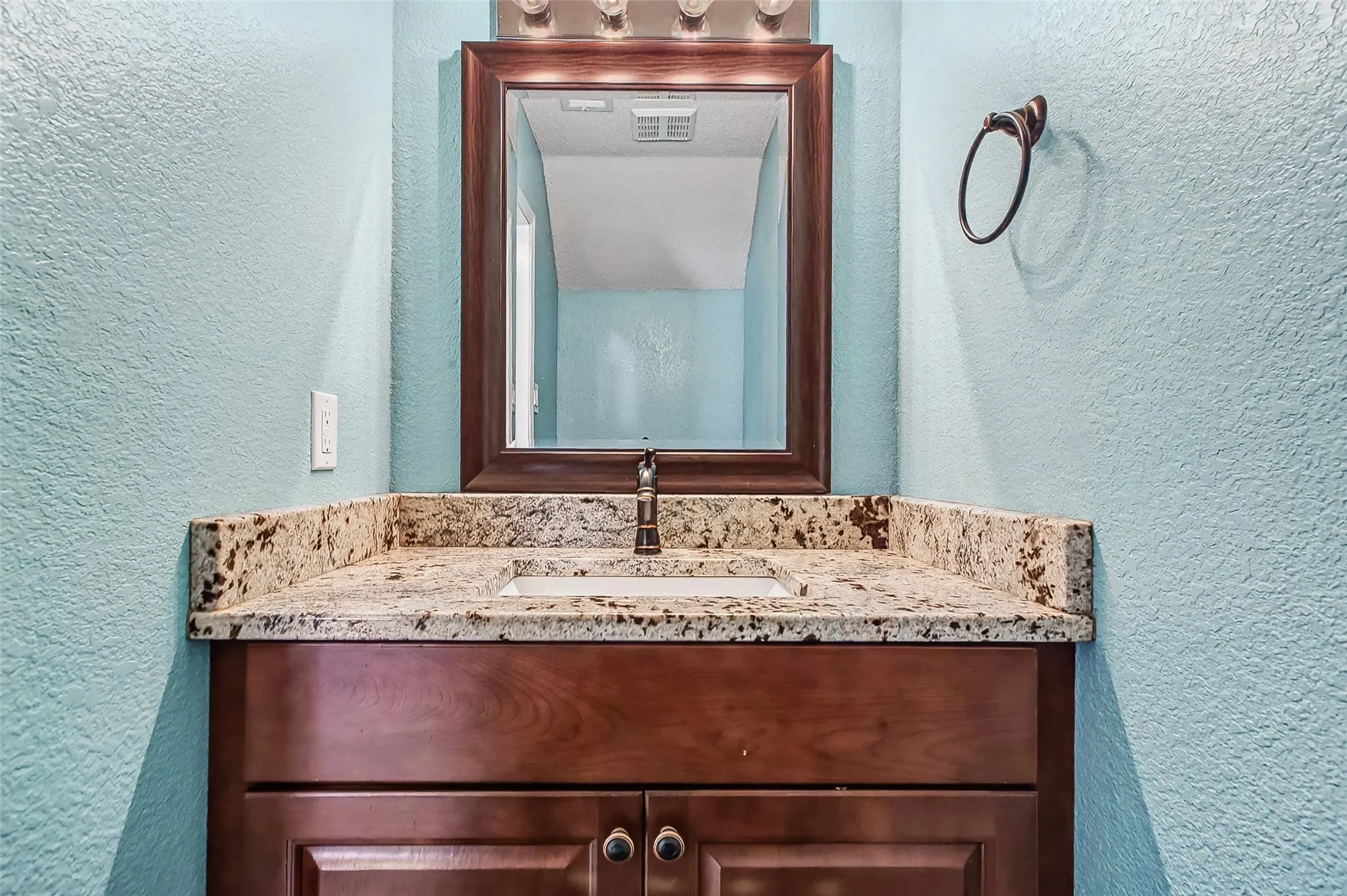 Single Family Residence For Sale in Tarrant County , 504 Tweeter Drive, Fort Worth, Texas 76108, 3 Bedroom, 3 Bathroom, 2 Garage spaces, 2,482 Sqft, built in 2005, Preowned, mls#21230005, Real Estate Agent in Fort Worth, Homes For Sale in Tarrant county, Homes For Sale in Fort Worth, Realtor in Fort Worth Texas, Real Estate Brokerage Independent Realty Texas, Luminita Cordes Realtor