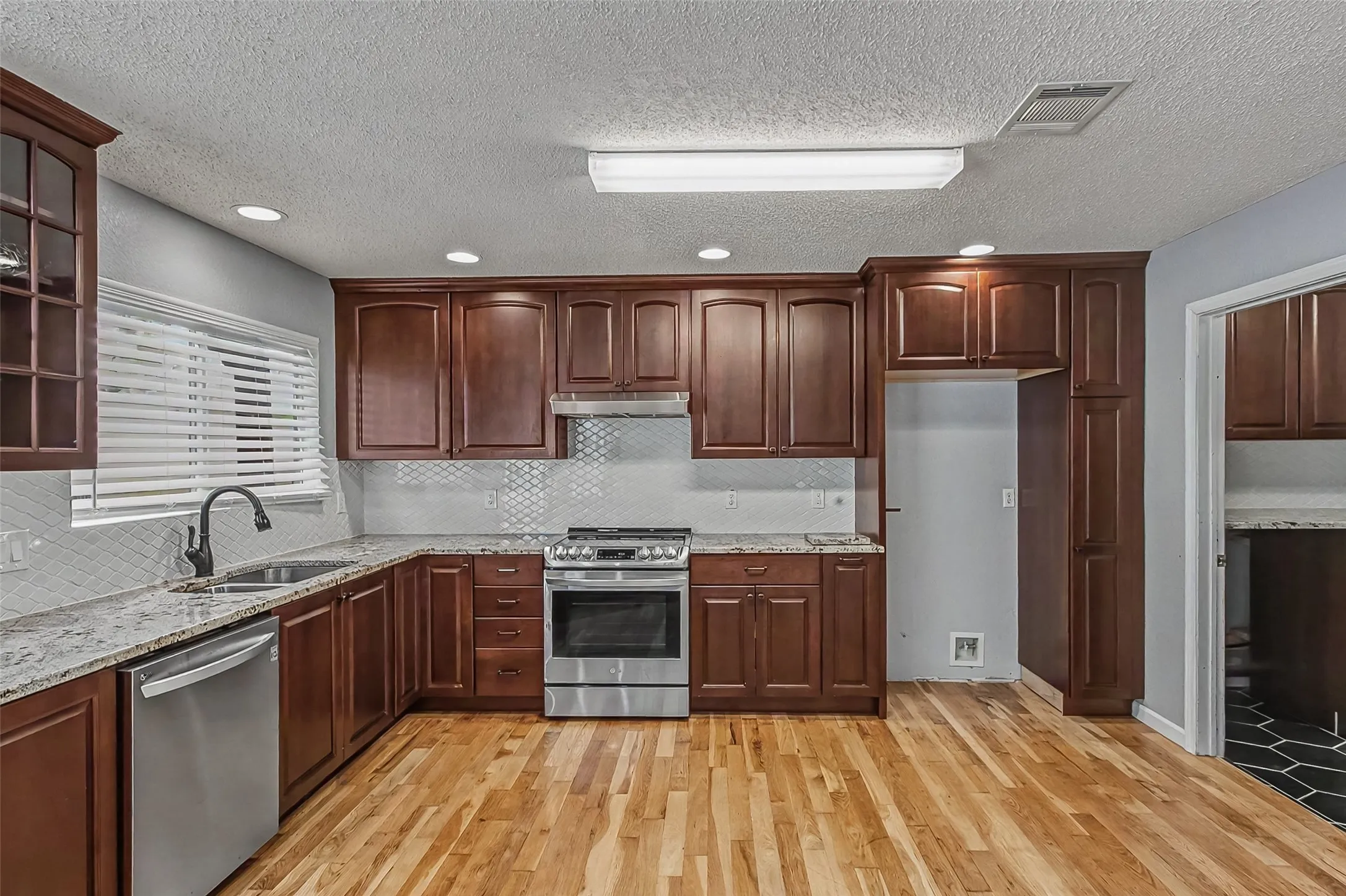 Single Family Residence For Sale in Tarrant County , 504 Tweeter Drive, Fort Worth, Texas 76108, 3 Bedroom, 3 Bathroom, 2 Garage spaces, 2,482 Sqft, built in 2005, Preowned, mls#21230005, Real Estate Agent in Fort Worth, Homes For Sale in Tarrant county, Homes For Sale in Fort Worth, Realtor in Fort Worth Texas, Real Estate Brokerage Independent Realty Texas, Luminita Cordes Realtor