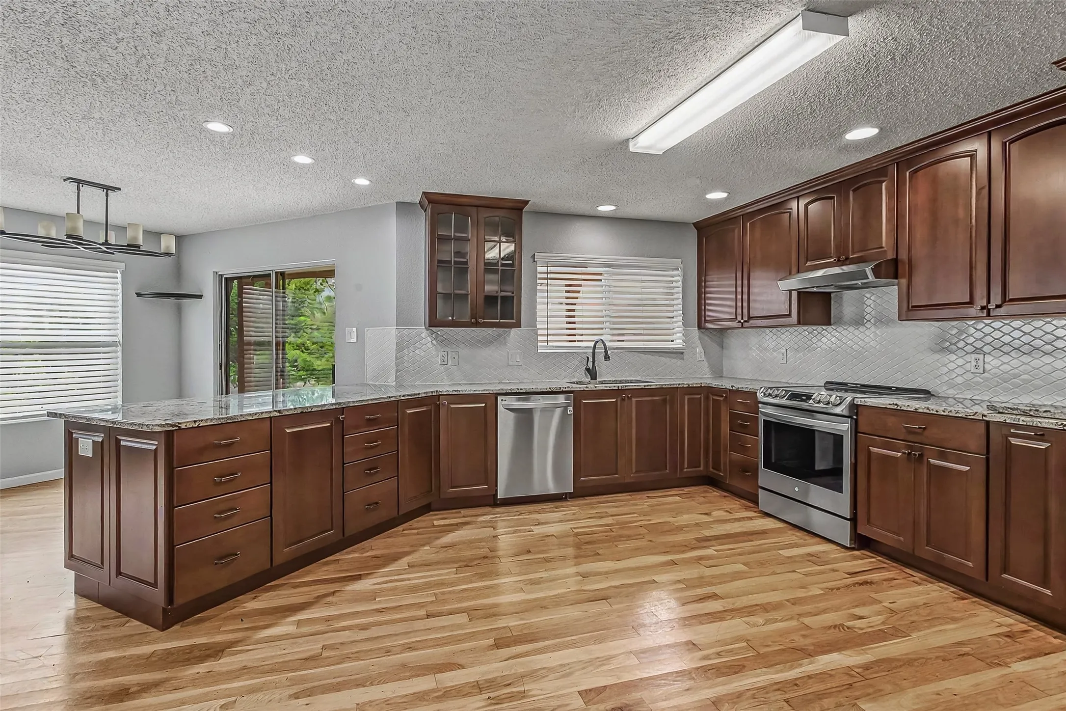Single Family Residence For Sale in Tarrant County , 504 Tweeter Drive, Fort Worth, Texas 76108, 3 Bedroom, 3 Bathroom, 2 Garage spaces, 2,482 Sqft, built in 2005, Preowned, mls#21230005, Real Estate Agent in Fort Worth, Homes For Sale in Tarrant county, Homes For Sale in Fort Worth, Realtor in Fort Worth Texas, Real Estate Brokerage Independent Realty Texas, Luminita Cordes Realtor