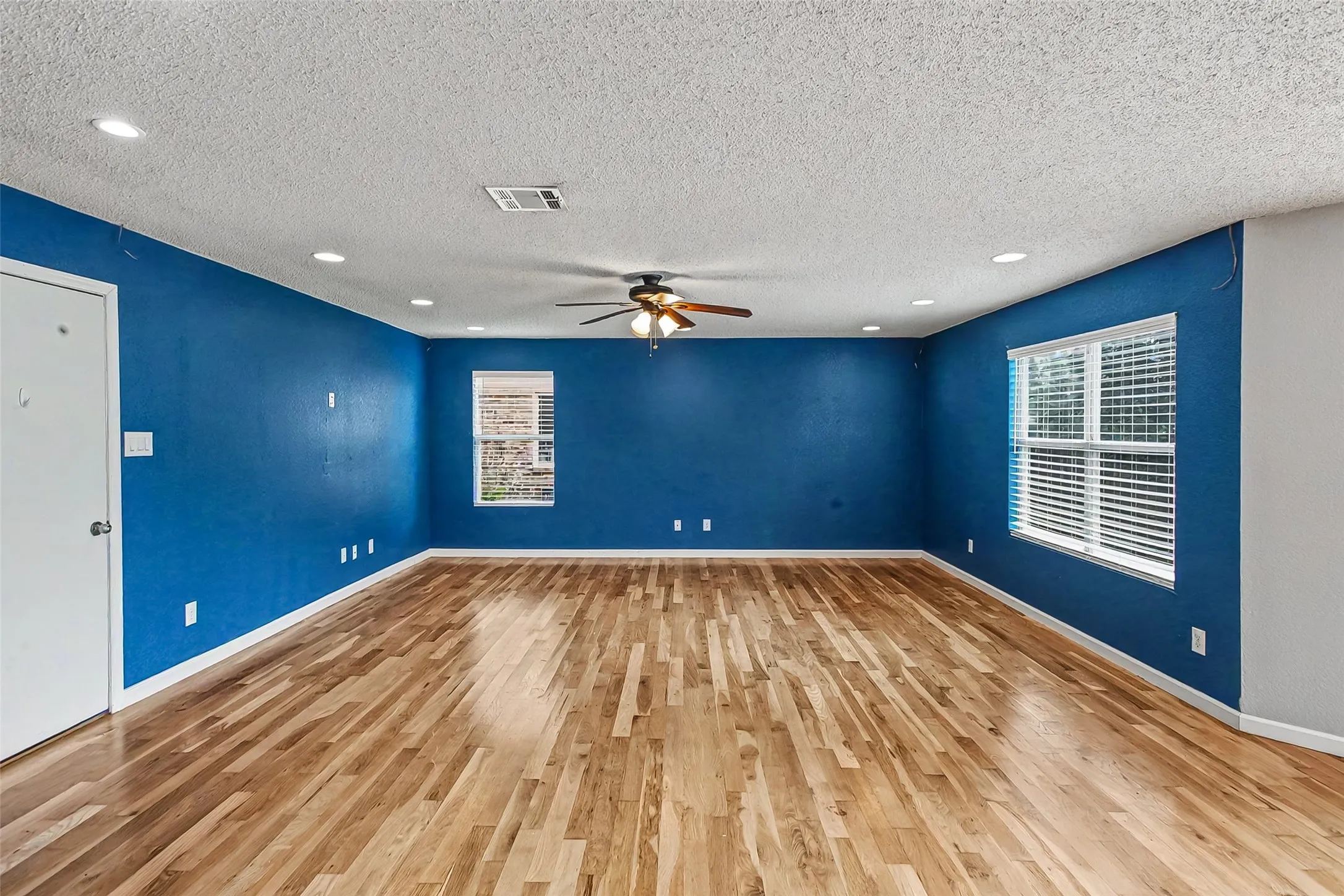 Single Family Residence For Sale in Tarrant County , 504 Tweeter Drive, Fort Worth, Texas 76108, 3 Bedroom, 3 Bathroom, 2 Garage spaces, 2,482 Sqft, built in 2005, Preowned, mls#21230005, Real Estate Agent in Fort Worth, Homes For Sale in Tarrant county, Homes For Sale in Fort Worth, Realtor in Fort Worth Texas, Real Estate Brokerage Independent Realty Texas, Luminita Cordes Realtor