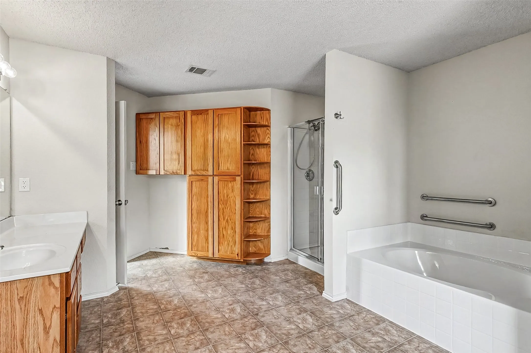 Single Family Residence For Sale in Tarrant County , 504 Tweeter Drive, Fort Worth, Texas 76108, 3 Bedroom, 3 Bathroom, 2 Garage spaces, 2,482 Sqft, built in 2005, Preowned, mls#21230005, Real Estate Agent in Fort Worth, Homes For Sale in Tarrant county, Homes For Sale in Fort Worth, Realtor in Fort Worth Texas, Real Estate Brokerage Independent Realty Texas, Luminita Cordes Realtor