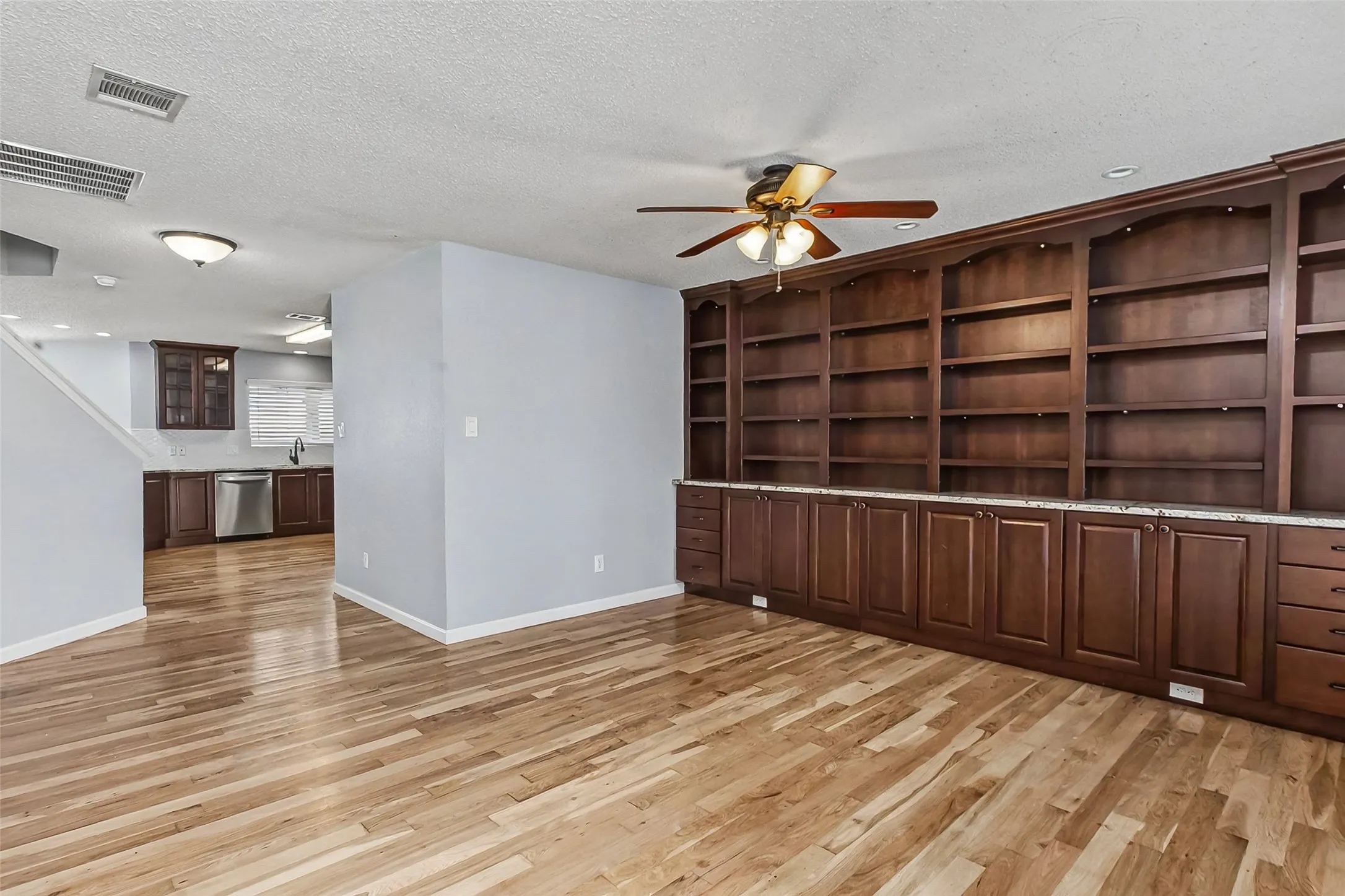 Single Family Residence For Sale in Tarrant County , 504 Tweeter Drive, Fort Worth, Texas 76108, 3 Bedroom, 3 Bathroom, 2 Garage spaces, 2,482 Sqft, built in 2005, Preowned, mls#21230005, Real Estate Agent in Fort Worth, Homes For Sale in Tarrant county, Homes For Sale in Fort Worth, Realtor in Fort Worth Texas, Real Estate Brokerage Independent Realty Texas, Luminita Cordes Realtor