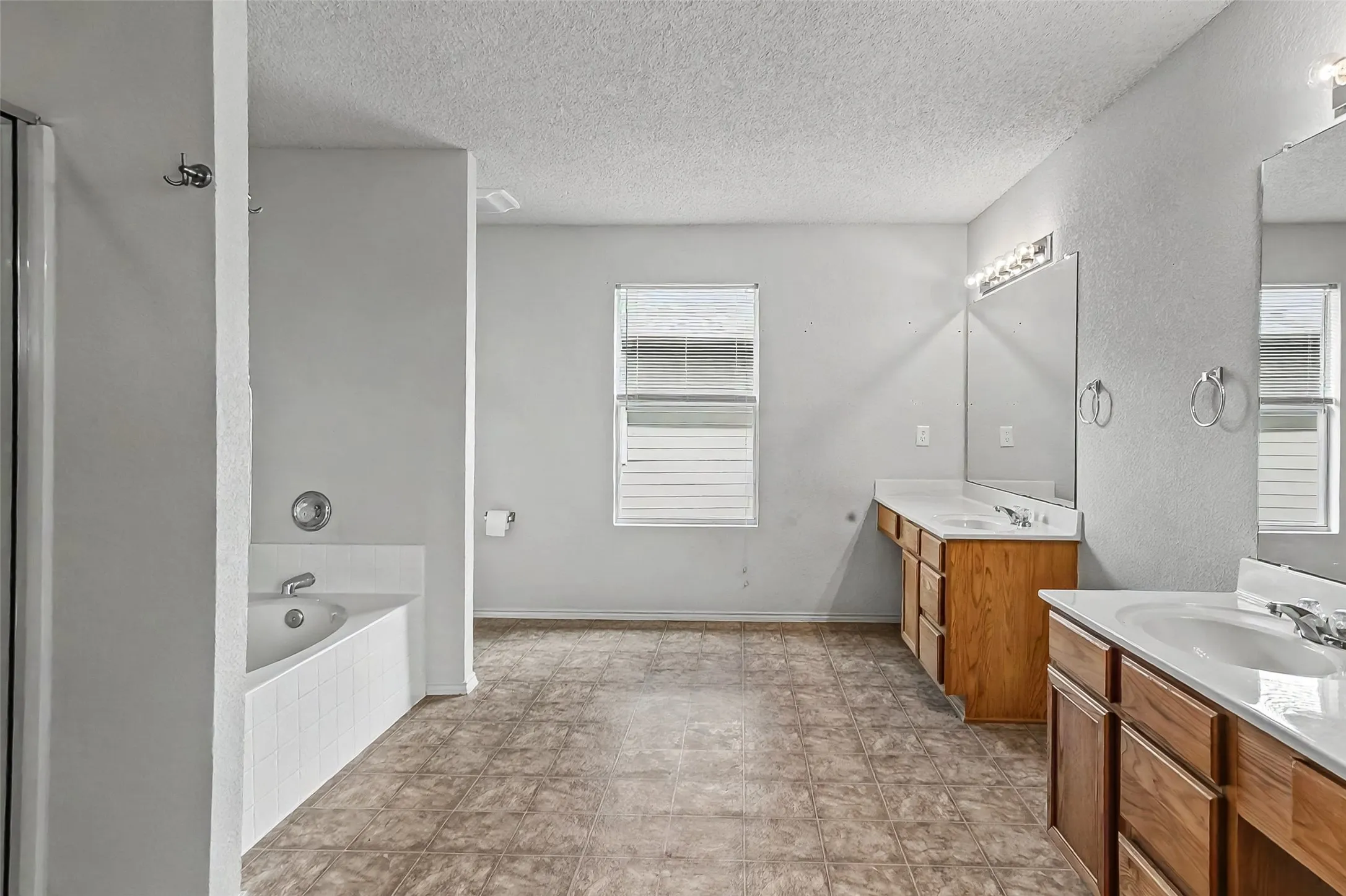 Single Family Residence For Sale in Tarrant County , 504 Tweeter Drive, Fort Worth, Texas 76108, 3 Bedroom, 3 Bathroom, 2 Garage spaces, 2,482 Sqft, built in 2005, Preowned, mls#21230005, Real Estate Agent in Fort Worth, Homes For Sale in Tarrant county, Homes For Sale in Fort Worth, Realtor in Fort Worth Texas, Real Estate Brokerage Independent Realty Texas, Luminita Cordes Realtor