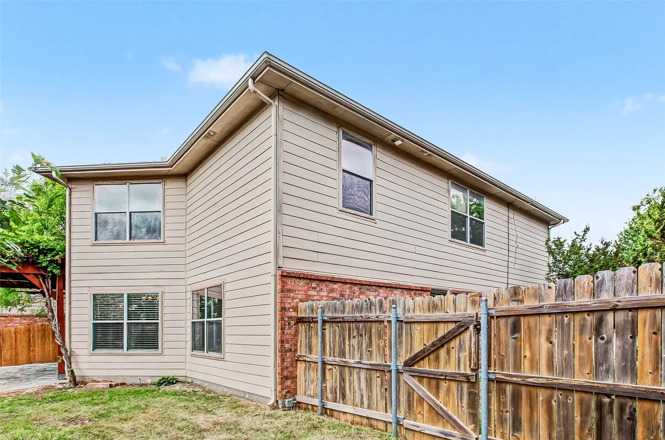 Single Family Residence For Sale in Tarrant County , 504 Tweeter Drive, Fort Worth, Texas 76108, 3 Bedroom, 3 Bathroom, 2 Garage spaces, 2,482 Sqft, built in 2005, Preowned, mls#21230005, Real Estate Agent in Fort Worth, Homes For Sale in Tarrant county, Homes For Sale in Fort Worth, Realtor in Fort Worth Texas, Real Estate Brokerage Independent Realty Texas, Luminita Cordes Realtor