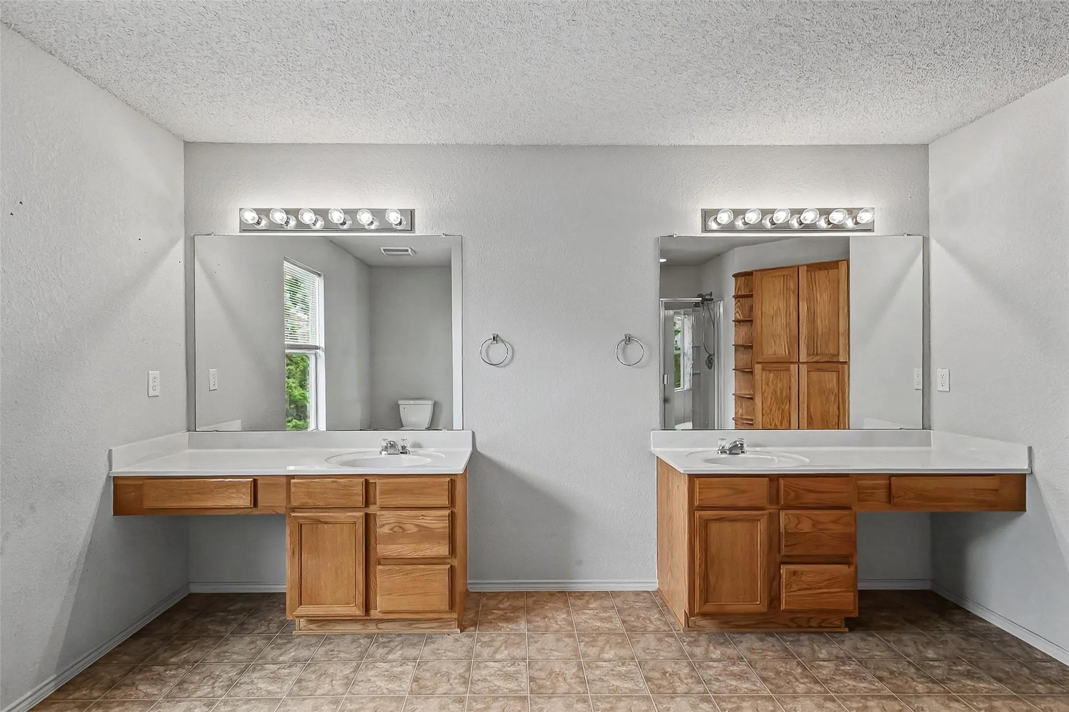 Single Family Residence For Sale in Tarrant County , 504 Tweeter Drive, Fort Worth, Texas 76108, 3 Bedroom, 3 Bathroom, 2 Garage spaces, 2,482 Sqft, built in 2005, Preowned, mls#21230005, Real Estate Agent in Fort Worth, Homes For Sale in Tarrant county, Homes For Sale in Fort Worth, Realtor in Fort Worth Texas, Real Estate Brokerage Independent Realty Texas, Luminita Cordes Realtor