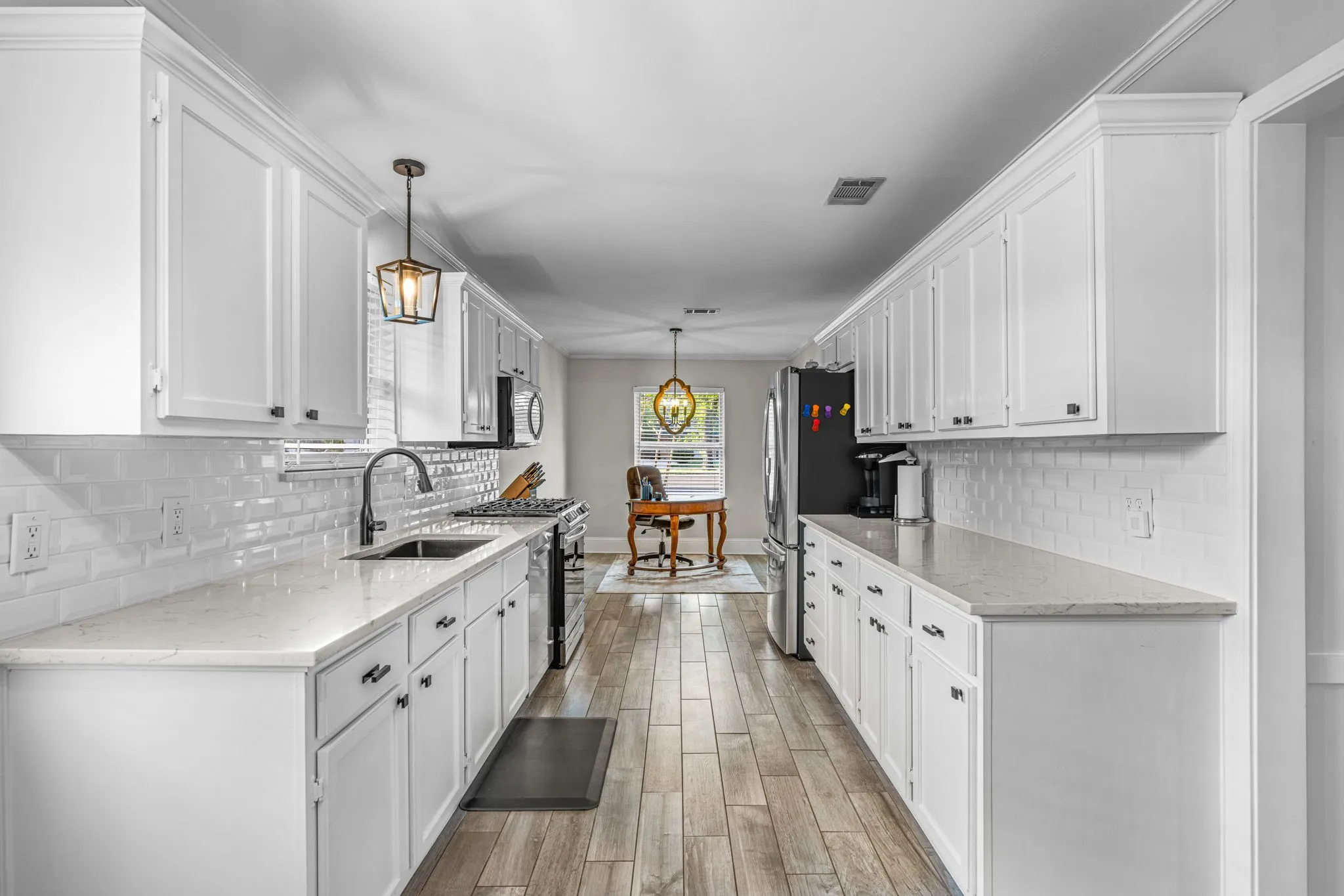 Looking the other direction in the kitchen.