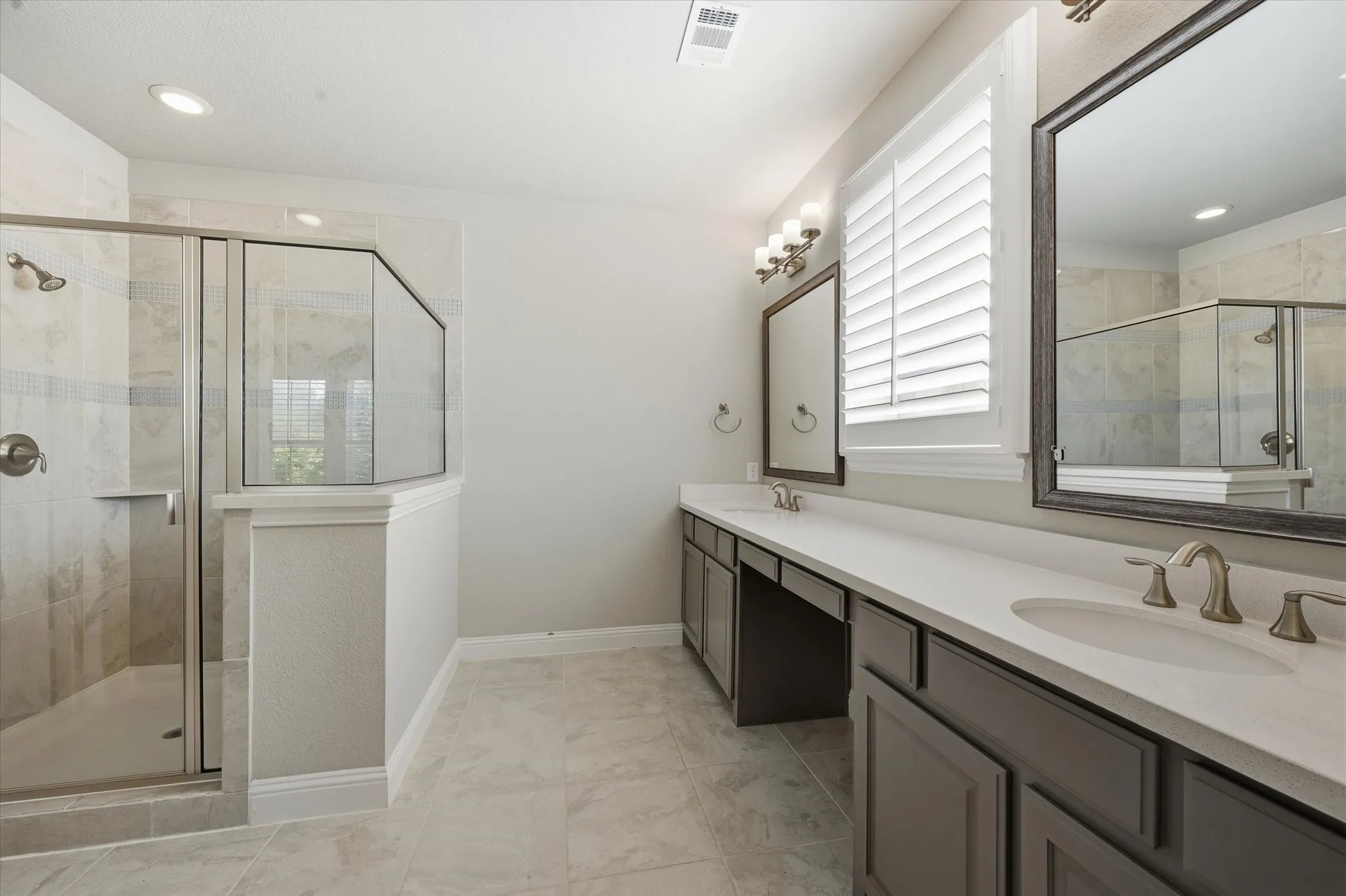Upstairs 2nd master bathroom