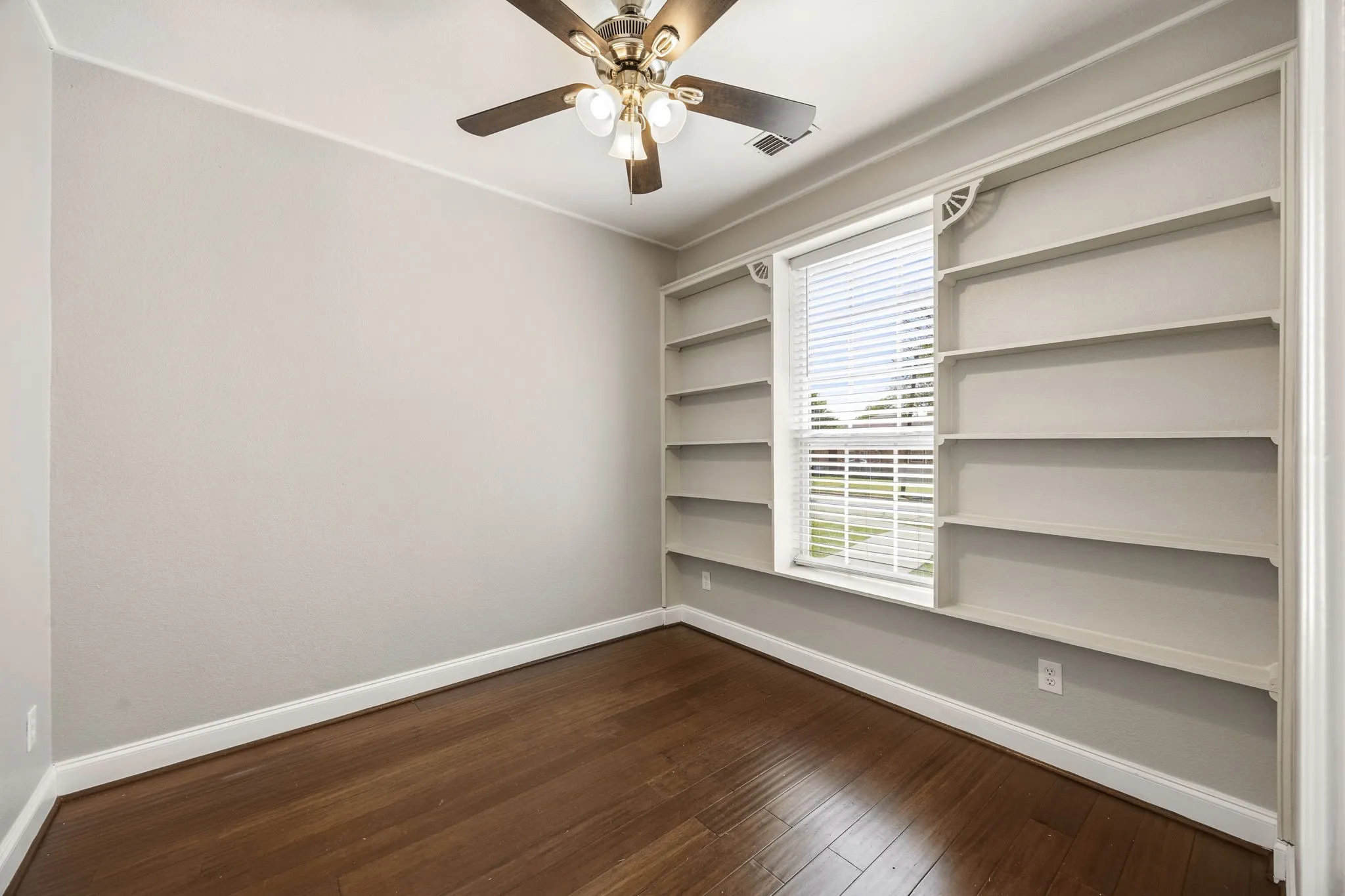 Single Family Residence For Sale in Collin County , 709 Flagstone Way, Wylie, Texas 75098, 3 Bedroom, 2 Bathroom, Garage spaces, 1,654 Sqft, built in 1996, Preowned, mls#21229761, Real Estate Agent in Wylie, Homes For Sale in Collin county, Homes For Sale in Wylie, Realtor in Wylie Texas, Real Estate Brokerage Independent Realty Texas, Luminita Cordes Realtor