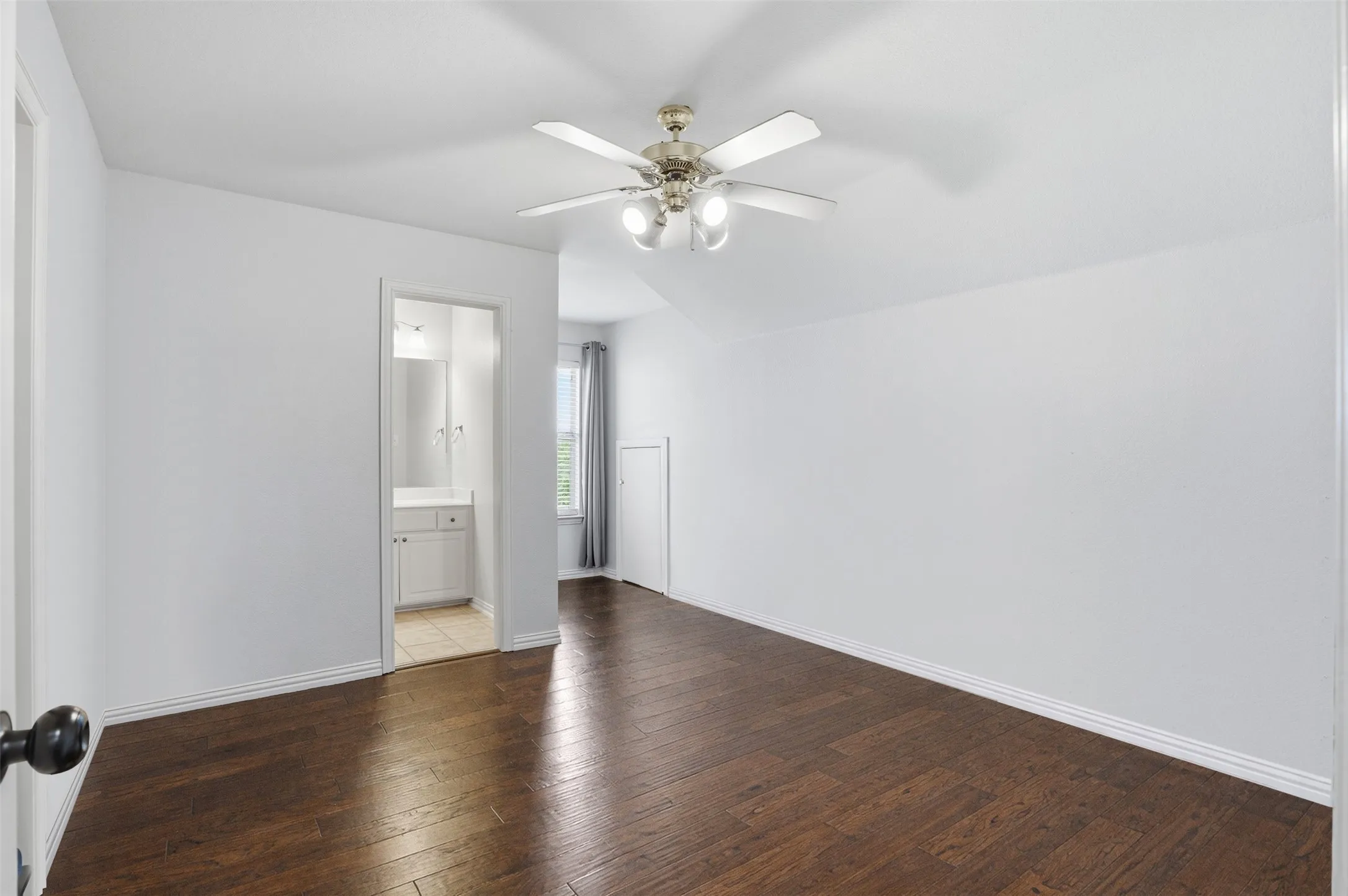 Single Family Residence For Sale in Collin County , 913 Royal Oaks Drive, Mc Kinney, Texas 75072, 5 Bedroom, 4 Bathroom, 2 Garage spaces, 3,416 Sqft, built in 2004, Preowned, mls#21234167, Real Estate Agent in Mc Kinney, Homes For Sale in Collin county, Homes For Sale in Mc Kinney, Realtor in Mc Kinney Texas, Real Estate Brokerage Independent Realty Texas, Luminita Cordes Realtor