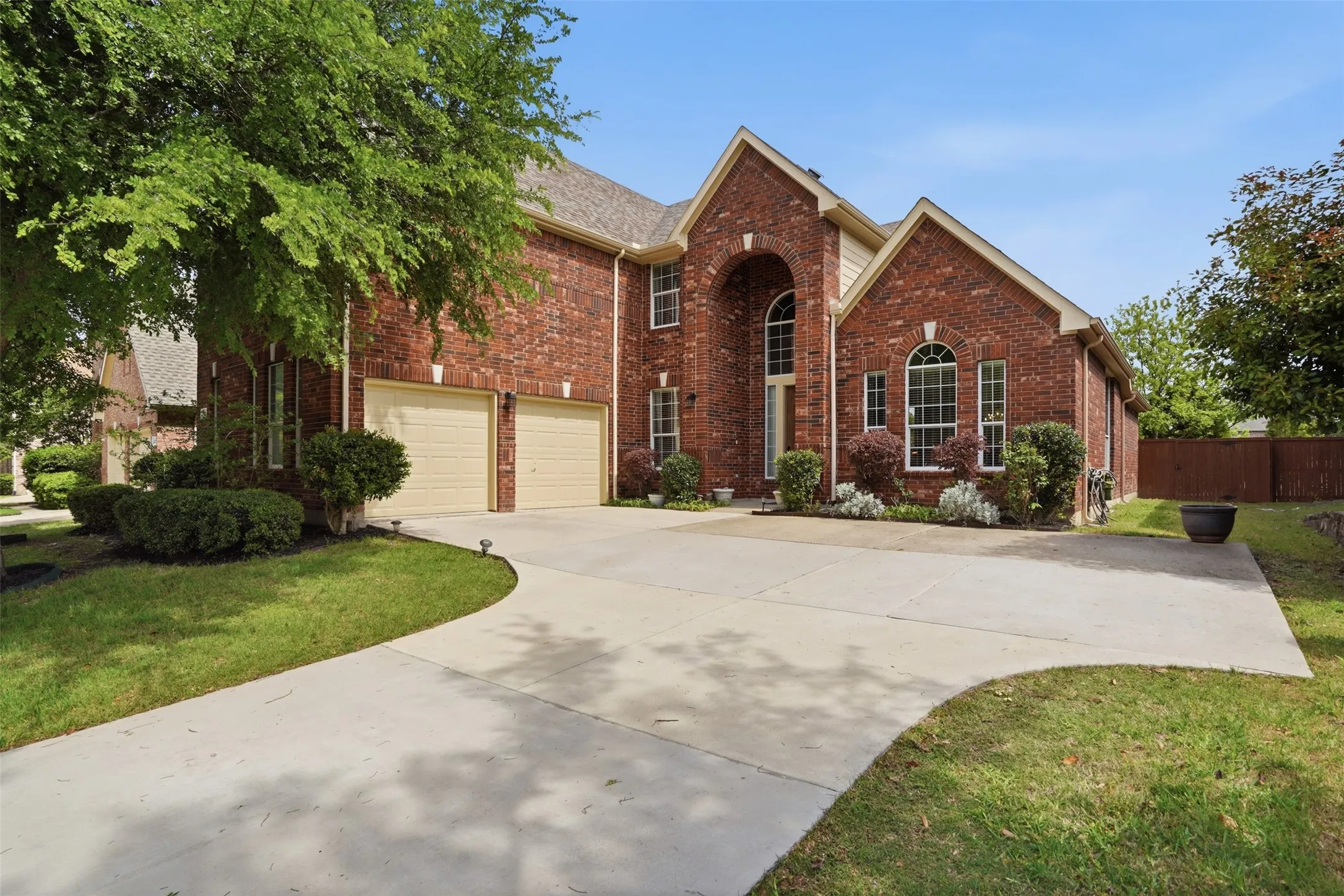 Single Family Residence For Sale in Collin County , 913 Royal Oaks Drive, Mc Kinney, Texas 75072, 5 Bedroom, 4 Bathroom, 2 Garage spaces, 3,416 Sqft, built in 2004, Preowned, mls#21234167, Real Estate Agent in Mc Kinney, Homes For Sale in Collin county, Homes For Sale in Mc Kinney, Realtor in Mc Kinney Texas, Real Estate Brokerage Independent Realty Texas, Luminita Cordes Realtor