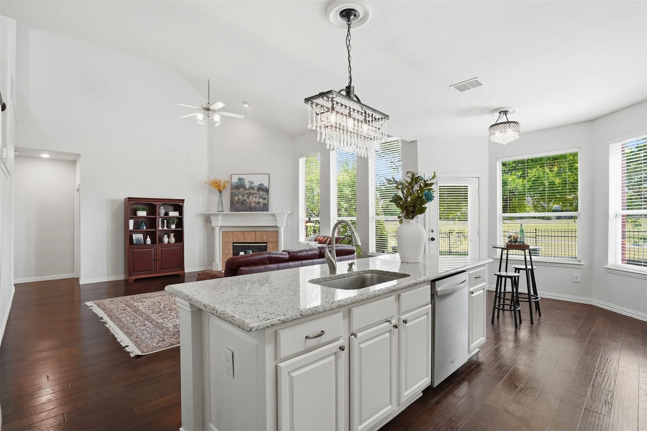 Single Family Residence For Sale in Collin County , 913 Royal Oaks Drive, Mc Kinney, Texas 75072, 5 Bedroom, 4 Bathroom, 2 Garage spaces, 3,416 Sqft, built in 2004, Preowned, mls#21234167, Real Estate Agent in Mc Kinney, Homes For Sale in Collin county, Homes For Sale in Mc Kinney, Realtor in Mc Kinney Texas, Real Estate Brokerage Independent Realty Texas, Luminita Cordes Realtor