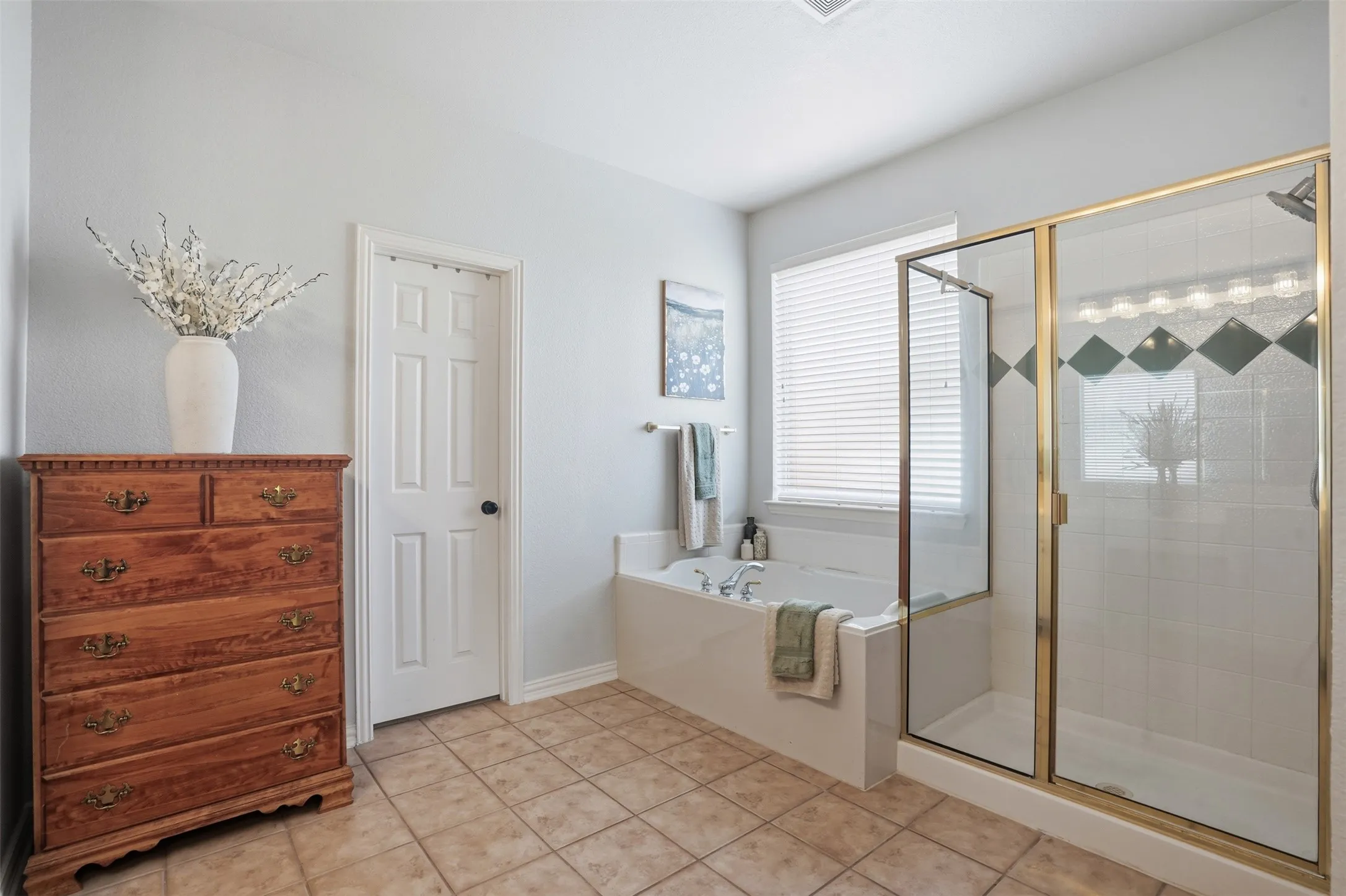 Single Family Residence For Sale in Collin County , 913 Royal Oaks Drive, Mc Kinney, Texas 75072, 5 Bedroom, 4 Bathroom, 2 Garage spaces, 3,416 Sqft, built in 2004, Preowned, mls#21234167, Real Estate Agent in Mc Kinney, Homes For Sale in Collin county, Homes For Sale in Mc Kinney, Realtor in Mc Kinney Texas, Real Estate Brokerage Independent Realty Texas, Luminita Cordes Realtor