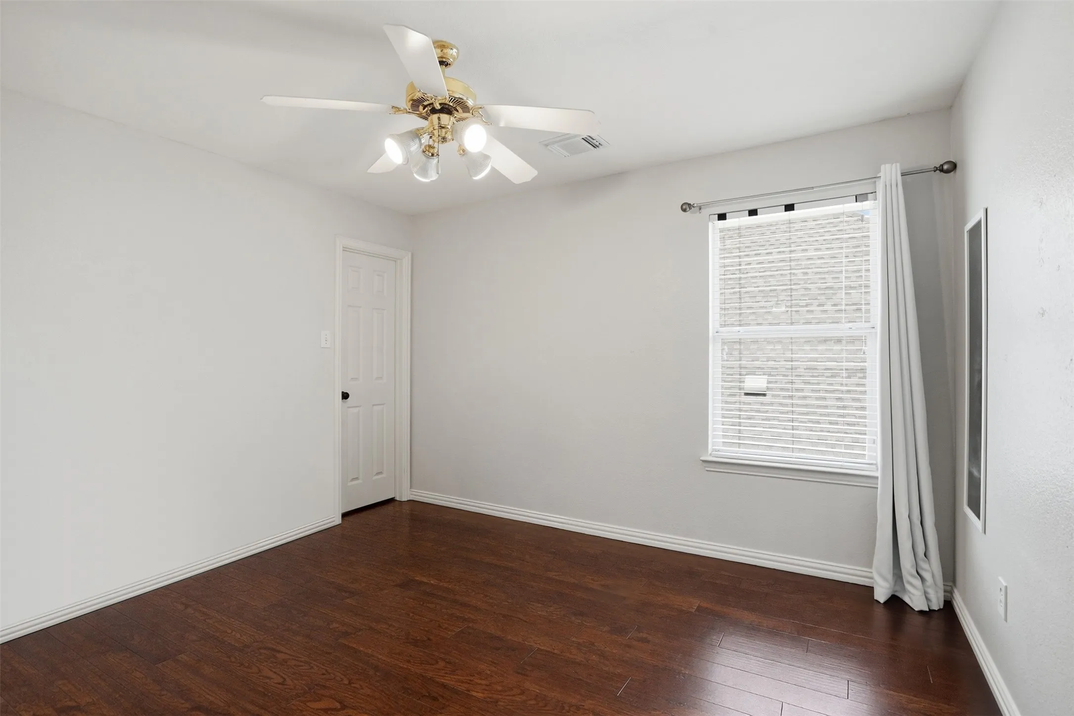 Single Family Residence For Sale in Collin County , 913 Royal Oaks Drive, Mc Kinney, Texas 75072, 5 Bedroom, 4 Bathroom, 2 Garage spaces, 3,416 Sqft, built in 2004, Preowned, mls#21234167, Real Estate Agent in Mc Kinney, Homes For Sale in Collin county, Homes For Sale in Mc Kinney, Realtor in Mc Kinney Texas, Real Estate Brokerage Independent Realty Texas, Luminita Cordes Realtor