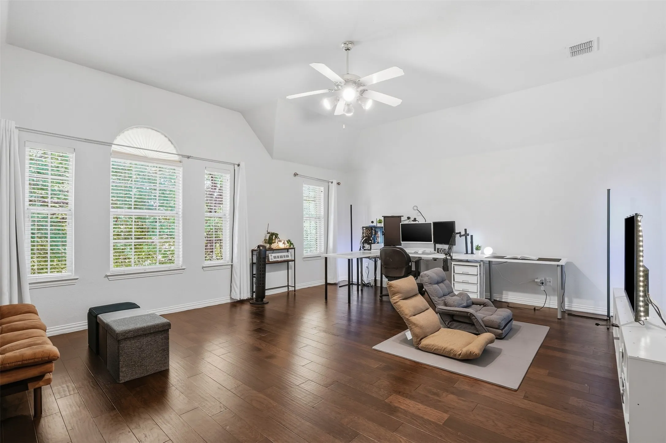 Single Family Residence For Sale in Collin County , 913 Royal Oaks Drive, Mc Kinney, Texas 75072, 5 Bedroom, 4 Bathroom, 2 Garage spaces, 3,416 Sqft, built in 2004, Preowned, mls#21234167, Real Estate Agent in Mc Kinney, Homes For Sale in Collin county, Homes For Sale in Mc Kinney, Realtor in Mc Kinney Texas, Real Estate Brokerage Independent Realty Texas, Luminita Cordes Realtor