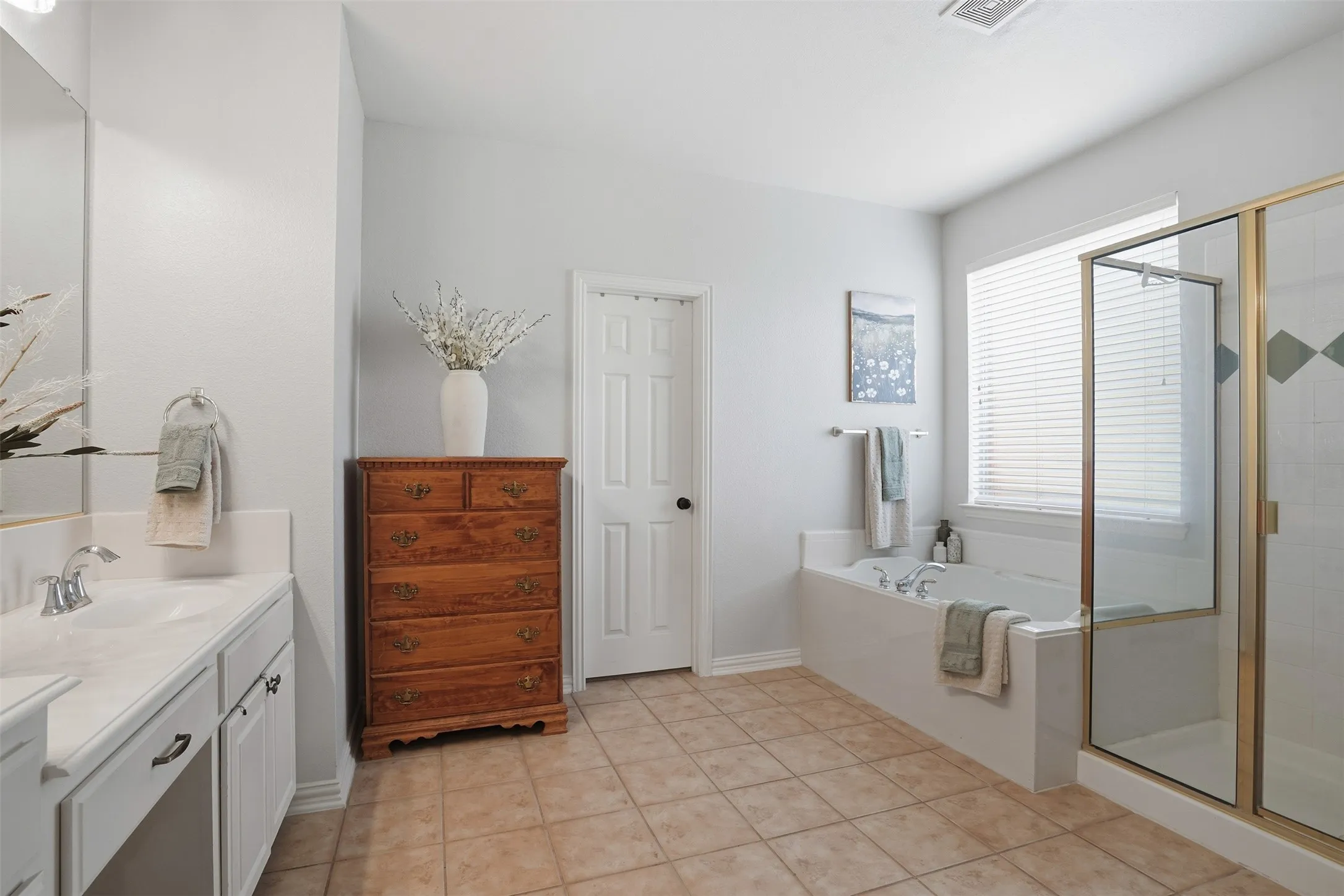 Single Family Residence For Sale in Collin County , 913 Royal Oaks Drive, Mc Kinney, Texas 75072, 5 Bedroom, 4 Bathroom, 2 Garage spaces, 3,416 Sqft, built in 2004, Preowned, mls#21234167, Real Estate Agent in Mc Kinney, Homes For Sale in Collin county, Homes For Sale in Mc Kinney, Realtor in Mc Kinney Texas, Real Estate Brokerage Independent Realty Texas, Luminita Cordes Realtor