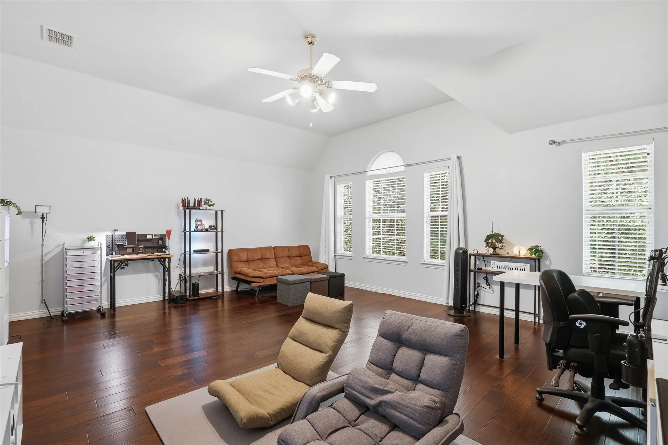 Single Family Residence For Sale in Collin County , 913 Royal Oaks Drive, Mc Kinney, Texas 75072, 5 Bedroom, 4 Bathroom, 2 Garage spaces, 3,416 Sqft, built in 2004, Preowned, mls#21234167, Real Estate Agent in Mc Kinney, Homes For Sale in Collin county, Homes For Sale in Mc Kinney, Realtor in Mc Kinney Texas, Real Estate Brokerage Independent Realty Texas, Luminita Cordes Realtor