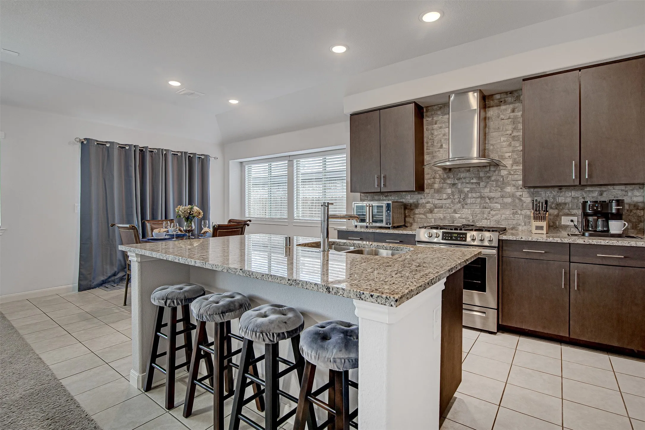 Single Family Residence For Sale in Johnson County , 1109 Nighthawk Trail, Alvarado, Texas 76009, 3 Bedroom, 2 Bathroom, 1 Garage spaces, 1,525 Sqft, built in 2020, Preowned, mls#21232466, Real Estate Agent in Alvarado, Homes For Sale in Johnson county, Homes For Sale in Alvarado, Realtor in Alvarado Texas, Real Estate Brokerage Independent Realty Texas, Luminita Cordes Realtor