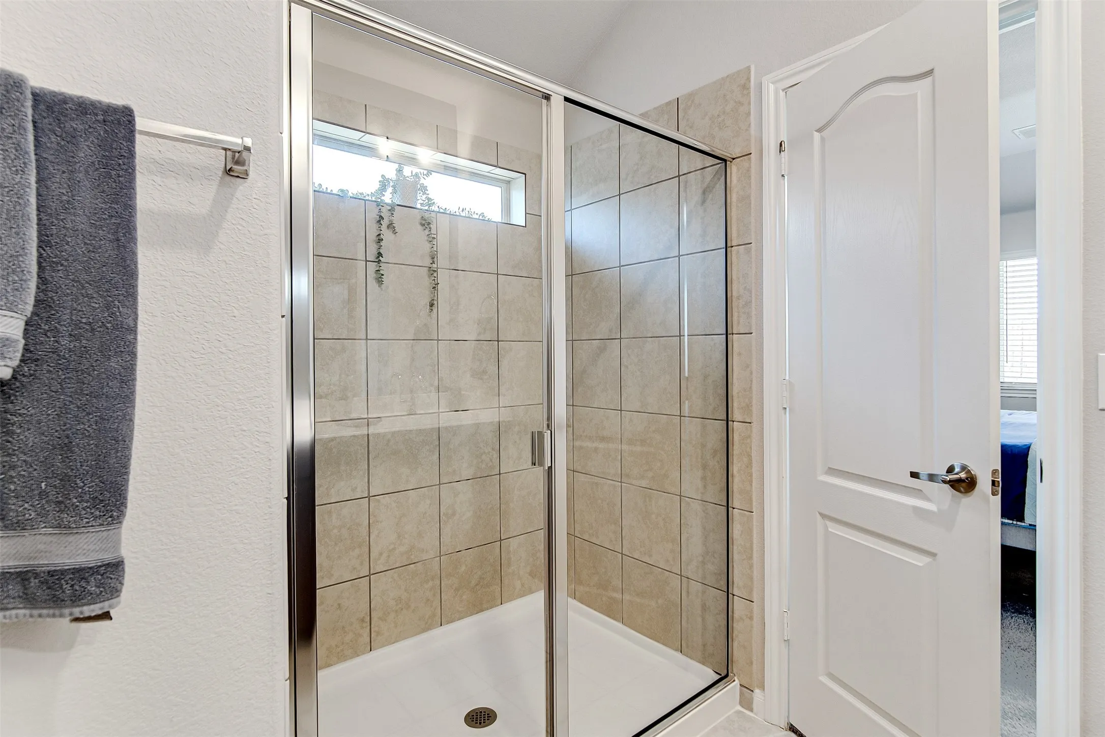 Single Family Residence For Sale in Johnson County , 1109 Nighthawk Trail, Alvarado, Texas 76009, 3 Bedroom, 2 Bathroom, 1 Garage spaces, 1,525 Sqft, built in 2020, Preowned, mls#21232466, Real Estate Agent in Alvarado, Homes For Sale in Johnson county, Homes For Sale in Alvarado, Realtor in Alvarado Texas, Real Estate Brokerage Independent Realty Texas, Luminita Cordes Realtor