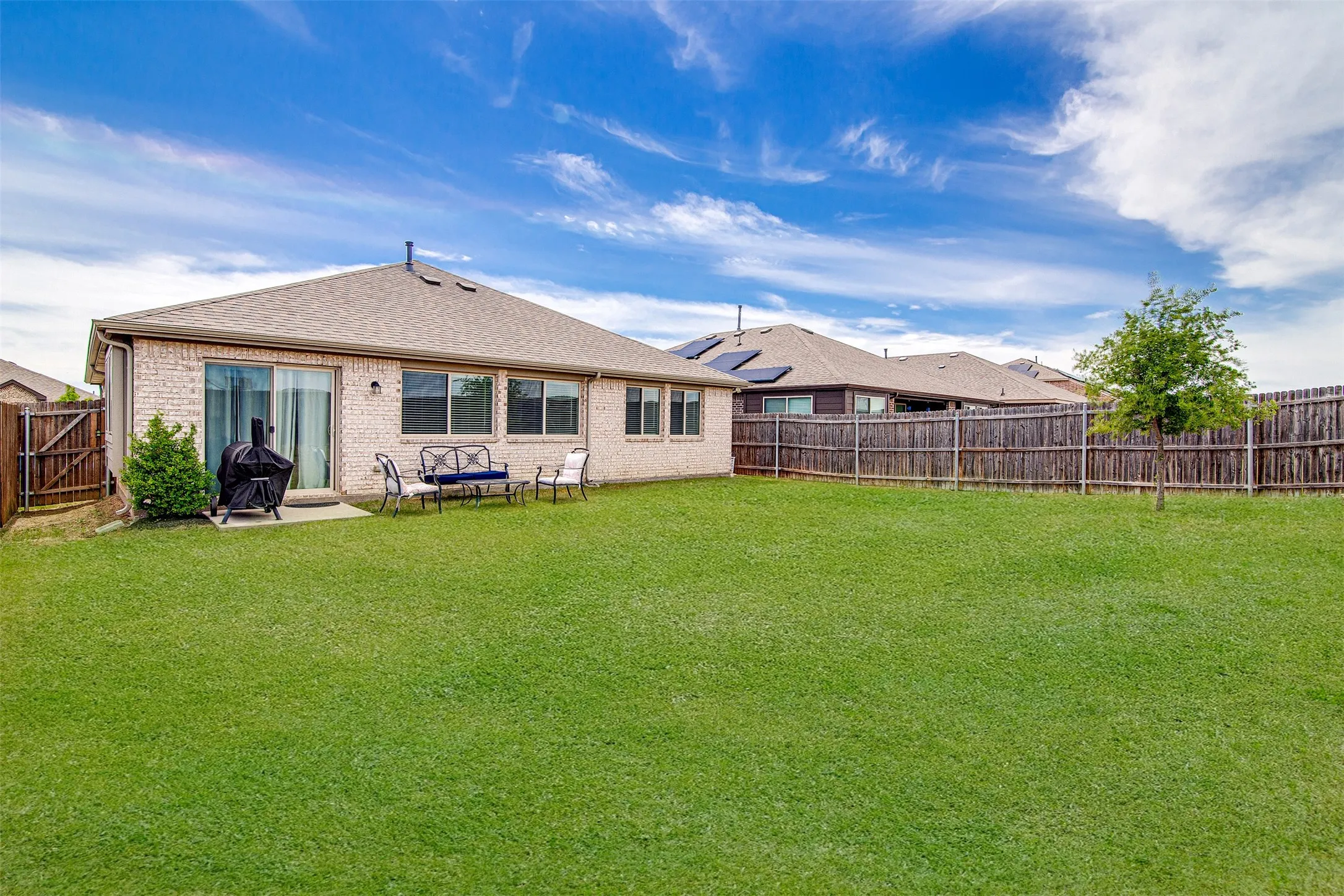 Single Family Residence For Sale in Johnson County , 1109 Nighthawk Trail, Alvarado, Texas 76009, 3 Bedroom, 2 Bathroom, 1 Garage spaces, 1,525 Sqft, built in 2020, Preowned, mls#21232466, Real Estate Agent in Alvarado, Homes For Sale in Johnson county, Homes For Sale in Alvarado, Realtor in Alvarado Texas, Real Estate Brokerage Independent Realty Texas, Luminita Cordes Realtor