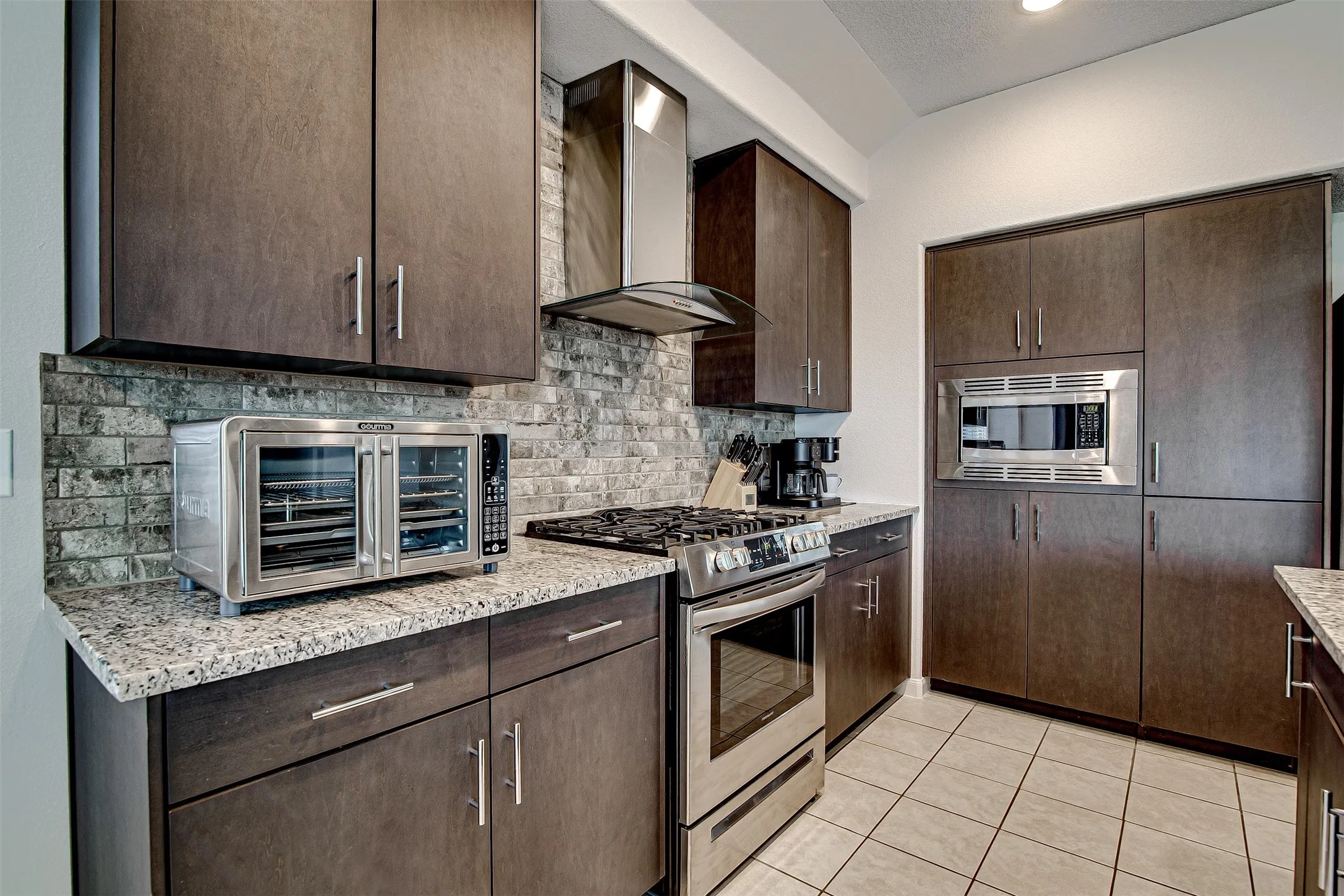 Single Family Residence For Sale in Johnson County , 1109 Nighthawk Trail, Alvarado, Texas 76009, 3 Bedroom, 2 Bathroom, 1 Garage spaces, 1,525 Sqft, built in 2020, Preowned, mls#21232466, Real Estate Agent in Alvarado, Homes For Sale in Johnson county, Homes For Sale in Alvarado, Realtor in Alvarado Texas, Real Estate Brokerage Independent Realty Texas, Luminita Cordes Realtor