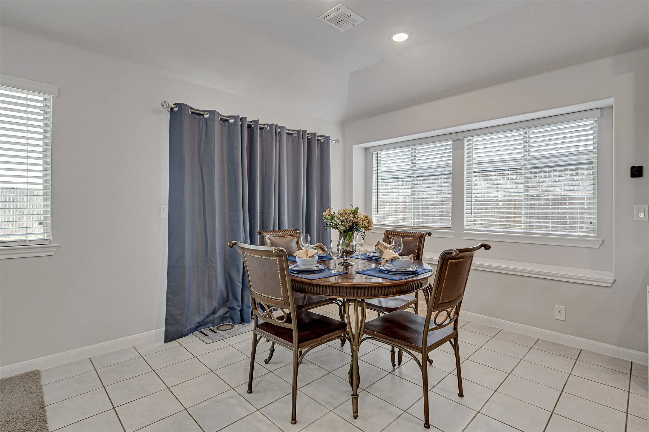 Single Family Residence For Sale in Johnson County , 1109 Nighthawk Trail, Alvarado, Texas 76009, 3 Bedroom, 2 Bathroom, 1 Garage spaces, 1,525 Sqft, built in 2020, Preowned, mls#21232466, Real Estate Agent in Alvarado, Homes For Sale in Johnson county, Homes For Sale in Alvarado, Realtor in Alvarado Texas, Real Estate Brokerage Independent Realty Texas, Luminita Cordes Realtor