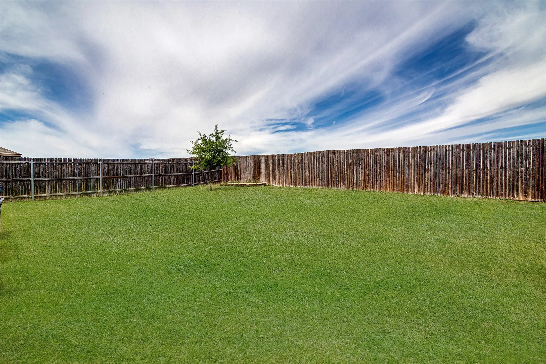 Single Family Residence For Sale in Johnson County , 1109 Nighthawk Trail, Alvarado, Texas 76009, 3 Bedroom, 2 Bathroom, 1 Garage spaces, 1,525 Sqft, built in 2020, Preowned, mls#21232466, Real Estate Agent in Alvarado, Homes For Sale in Johnson county, Homes For Sale in Alvarado, Realtor in Alvarado Texas, Real Estate Brokerage Independent Realty Texas, Luminita Cordes Realtor