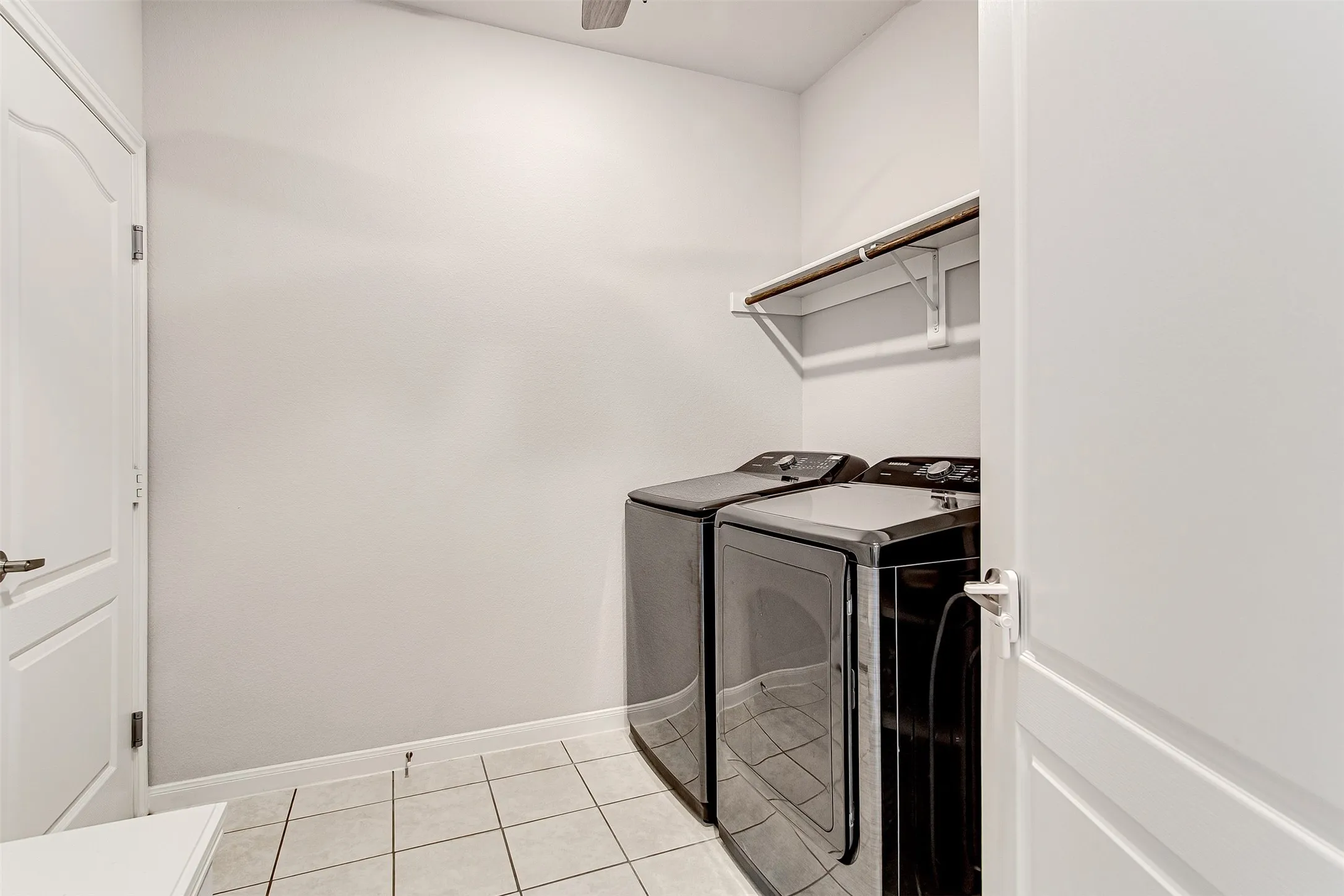 Single Family Residence For Sale in Johnson County , 1109 Nighthawk Trail, Alvarado, Texas 76009, 3 Bedroom, 2 Bathroom, 1 Garage spaces, 1,525 Sqft, built in 2020, Preowned, mls#21232466, Real Estate Agent in Alvarado, Homes For Sale in Johnson county, Homes For Sale in Alvarado, Realtor in Alvarado Texas, Real Estate Brokerage Independent Realty Texas, Luminita Cordes Realtor