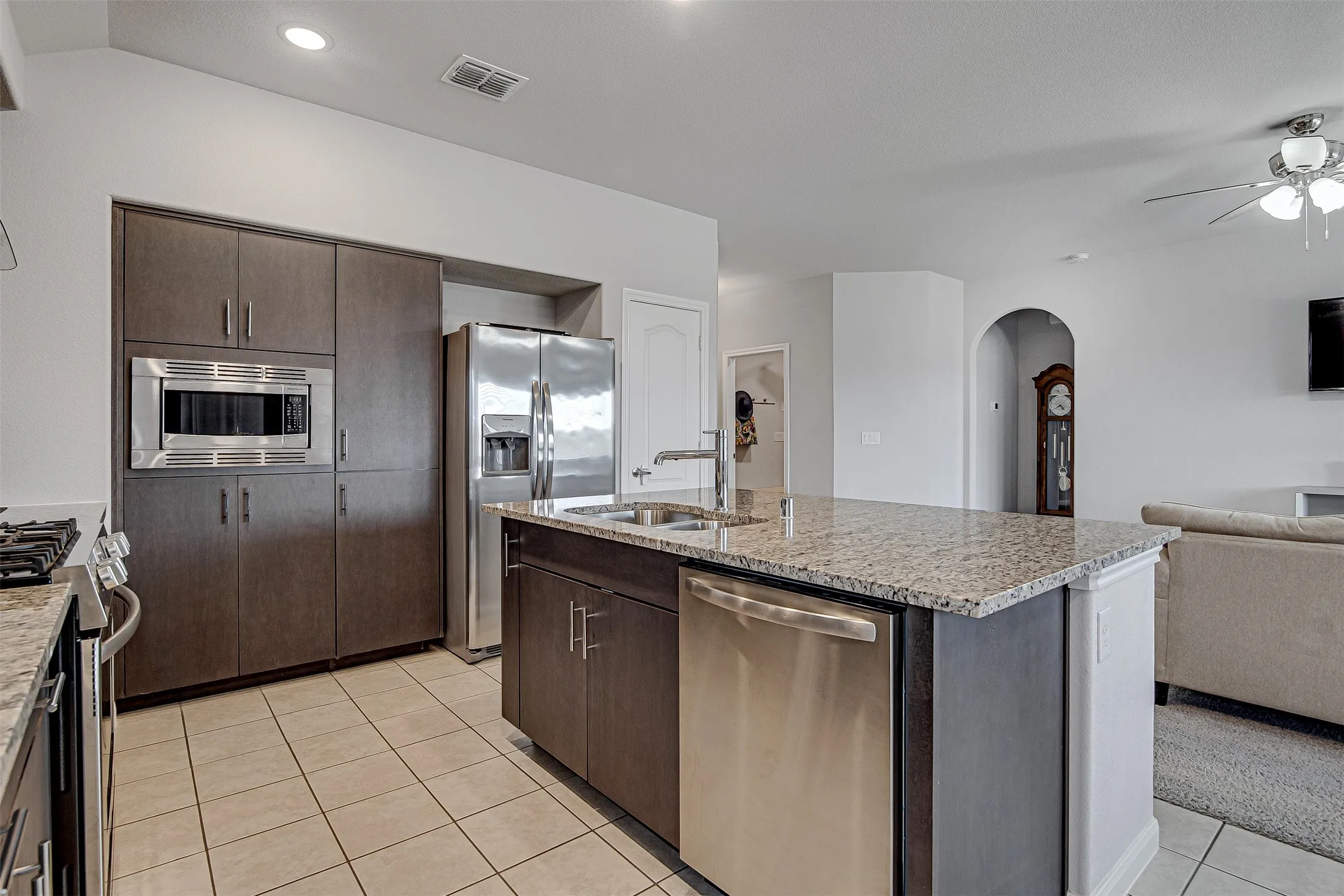 Single Family Residence For Sale in Johnson County , 1109 Nighthawk Trail, Alvarado, Texas 76009, 3 Bedroom, 2 Bathroom, 1 Garage spaces, 1,525 Sqft, built in 2020, Preowned, mls#21232466, Real Estate Agent in Alvarado, Homes For Sale in Johnson county, Homes For Sale in Alvarado, Realtor in Alvarado Texas, Real Estate Brokerage Independent Realty Texas, Luminita Cordes Realtor