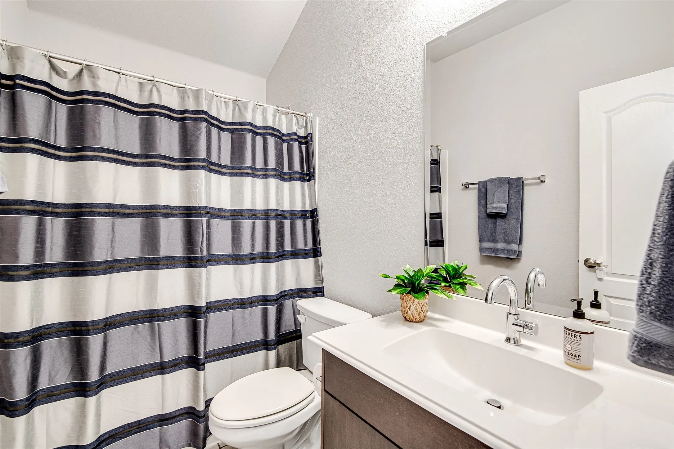 Single Family Residence For Sale in Johnson County , 1109 Nighthawk Trail, Alvarado, Texas 76009, 3 Bedroom, 2 Bathroom, 1 Garage spaces, 1,525 Sqft, built in 2020, Preowned, mls#21232466, Real Estate Agent in Alvarado, Homes For Sale in Johnson county, Homes For Sale in Alvarado, Realtor in Alvarado Texas, Real Estate Brokerage Independent Realty Texas, Luminita Cordes Realtor