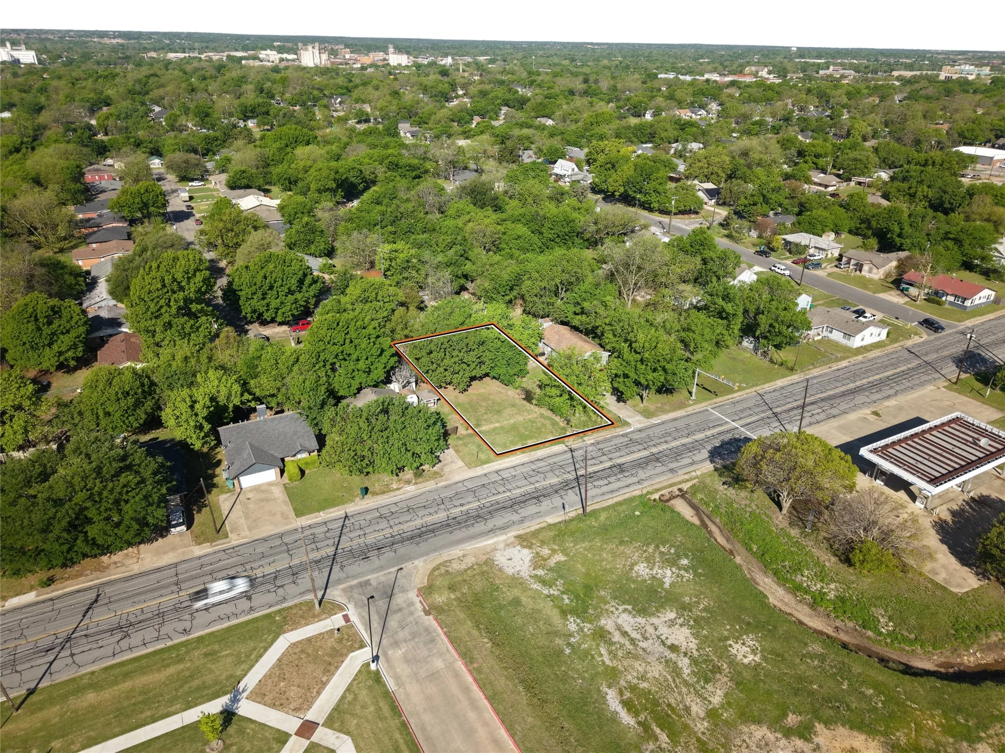 Aerial view of property and surrounding area with property boundaries highlighted