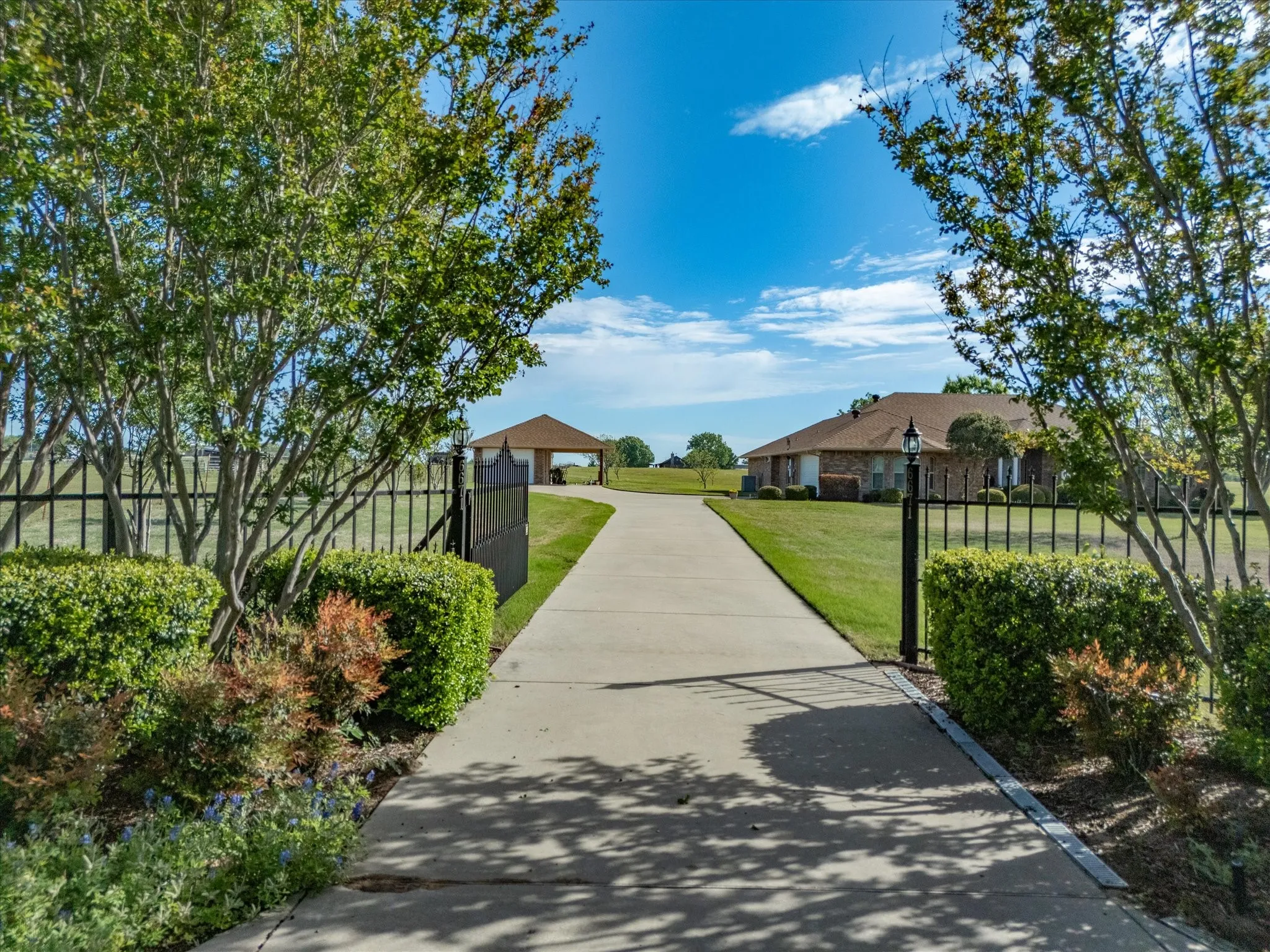 Single Family Residence For Sale in Ellis County , 6671 Fm 660, Ennis, Texas 75119, 4 Bedroom, 2 Bathroom, 3 Garage spaces, 2,640 Sqft, built in 2006, mls#21231402, Real Estate Agent in Ennis, Homes For Sale in Ellis county, Homes For Sale in Ennis, Realtor in Ennis Texas, Real Estate Brokerage Independent Realty Texas, Luminita Cordes Realtor