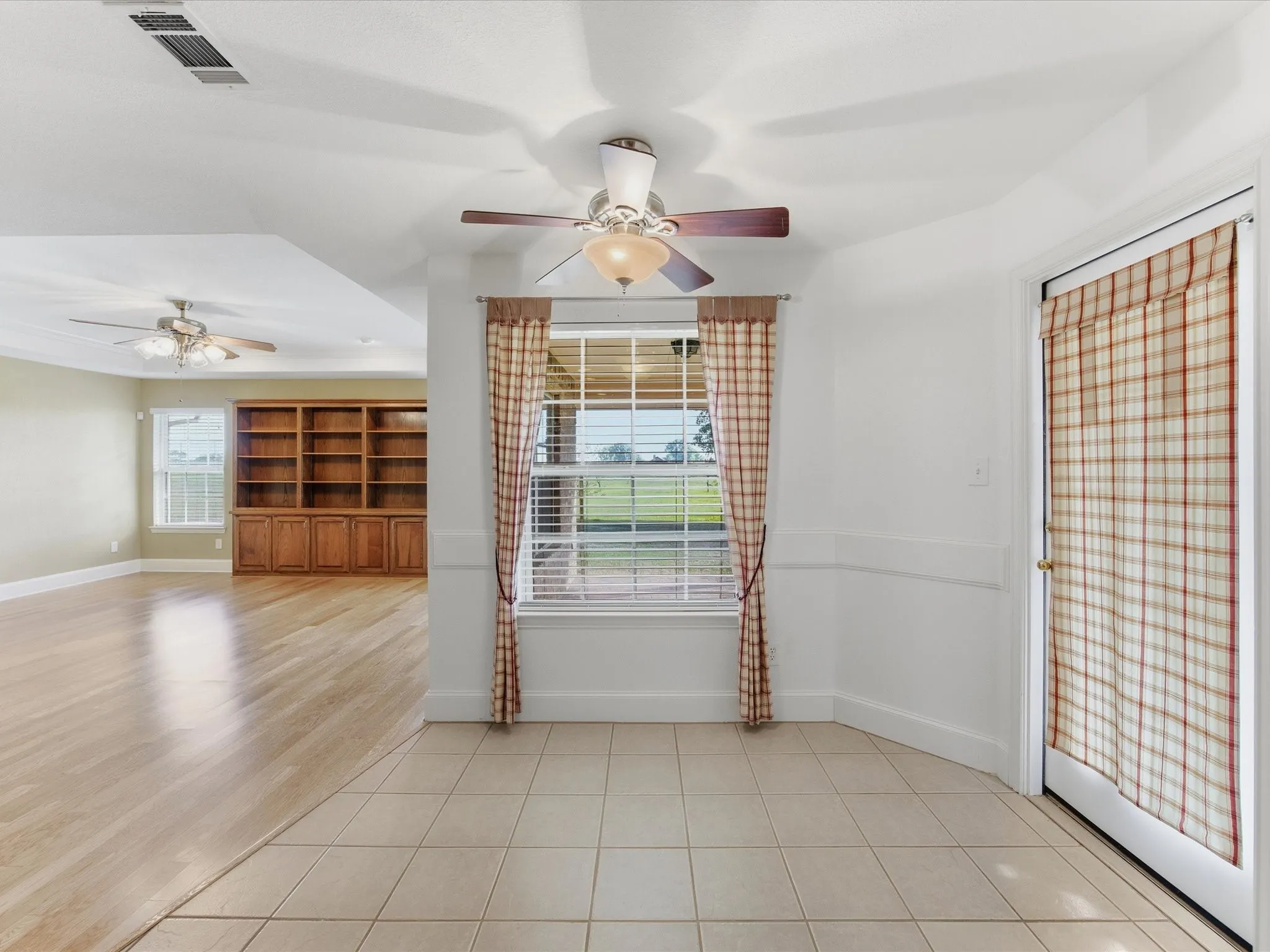 Single Family Residence For Sale in Ellis County , 6671 Fm 660, Ennis, Texas 75119, 4 Bedroom, 2 Bathroom, 3 Garage spaces, 2,640 Sqft, built in 2006, mls#21231402, Real Estate Agent in Ennis, Homes For Sale in Ellis county, Homes For Sale in Ennis, Realtor in Ennis Texas, Real Estate Brokerage Independent Realty Texas, Luminita Cordes Realtor