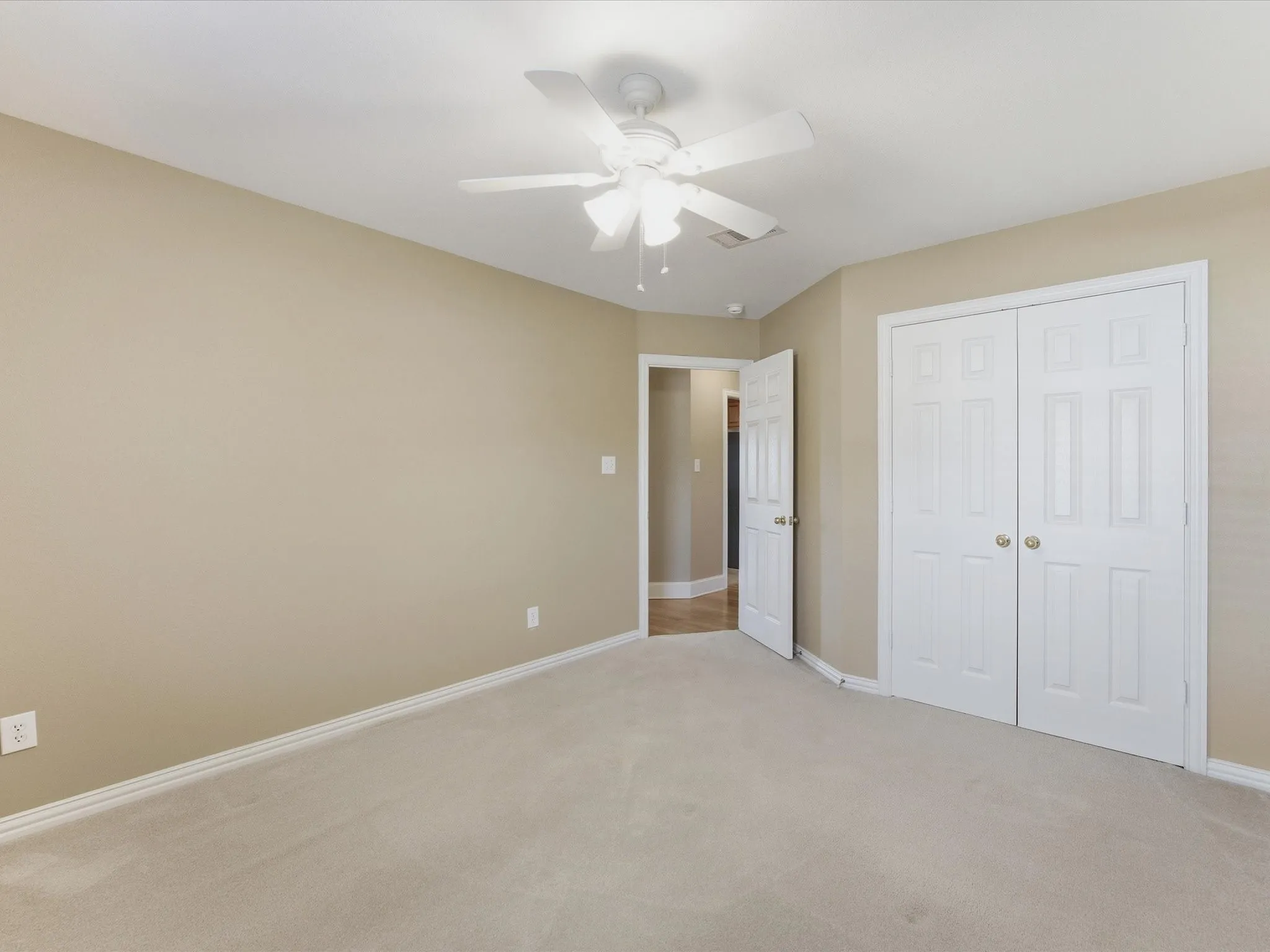 Single Family Residence For Sale in Ellis County , 6671 Fm 660, Ennis, Texas 75119, 4 Bedroom, 2 Bathroom, 3 Garage spaces, 2,640 Sqft, built in 2006, mls#21231402, Real Estate Agent in Ennis, Homes For Sale in Ellis county, Homes For Sale in Ennis, Realtor in Ennis Texas, Real Estate Brokerage Independent Realty Texas, Luminita Cordes Realtor