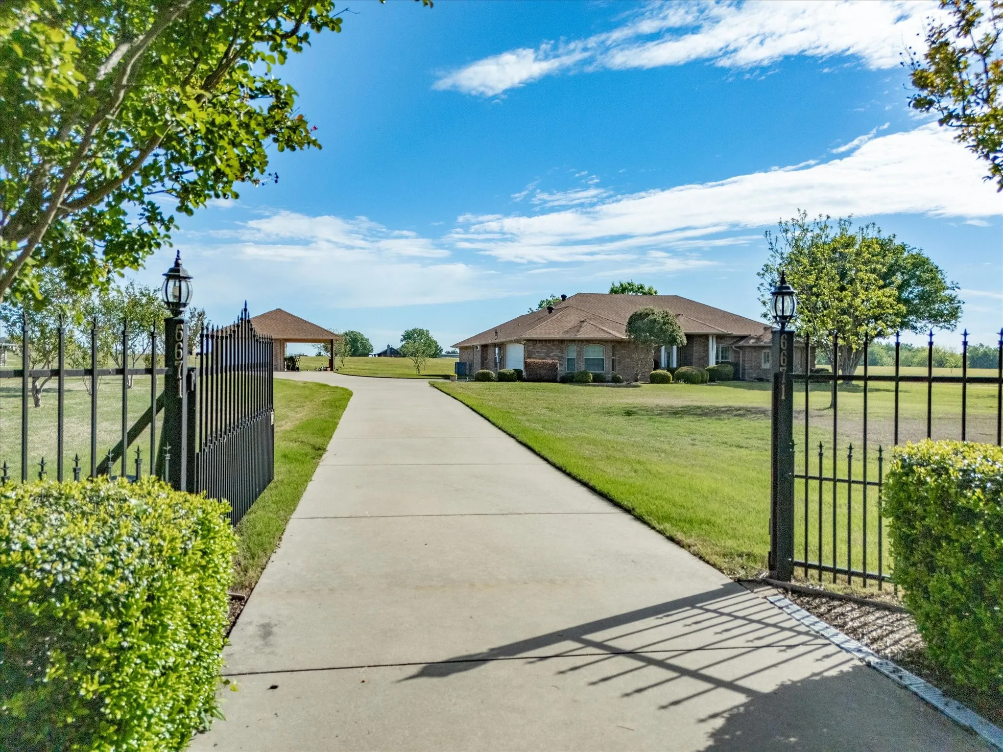 Single Family Residence For Sale in Ellis County , 6671 Fm 660, Ennis, Texas 75119, 4 Bedroom, 2 Bathroom, 3 Garage spaces, 2,640 Sqft, built in 2006, mls#21231402, Real Estate Agent in Ennis, Homes For Sale in Ellis county, Homes For Sale in Ennis, Realtor in Ennis Texas, Real Estate Brokerage Independent Realty Texas, Luminita Cordes Realtor