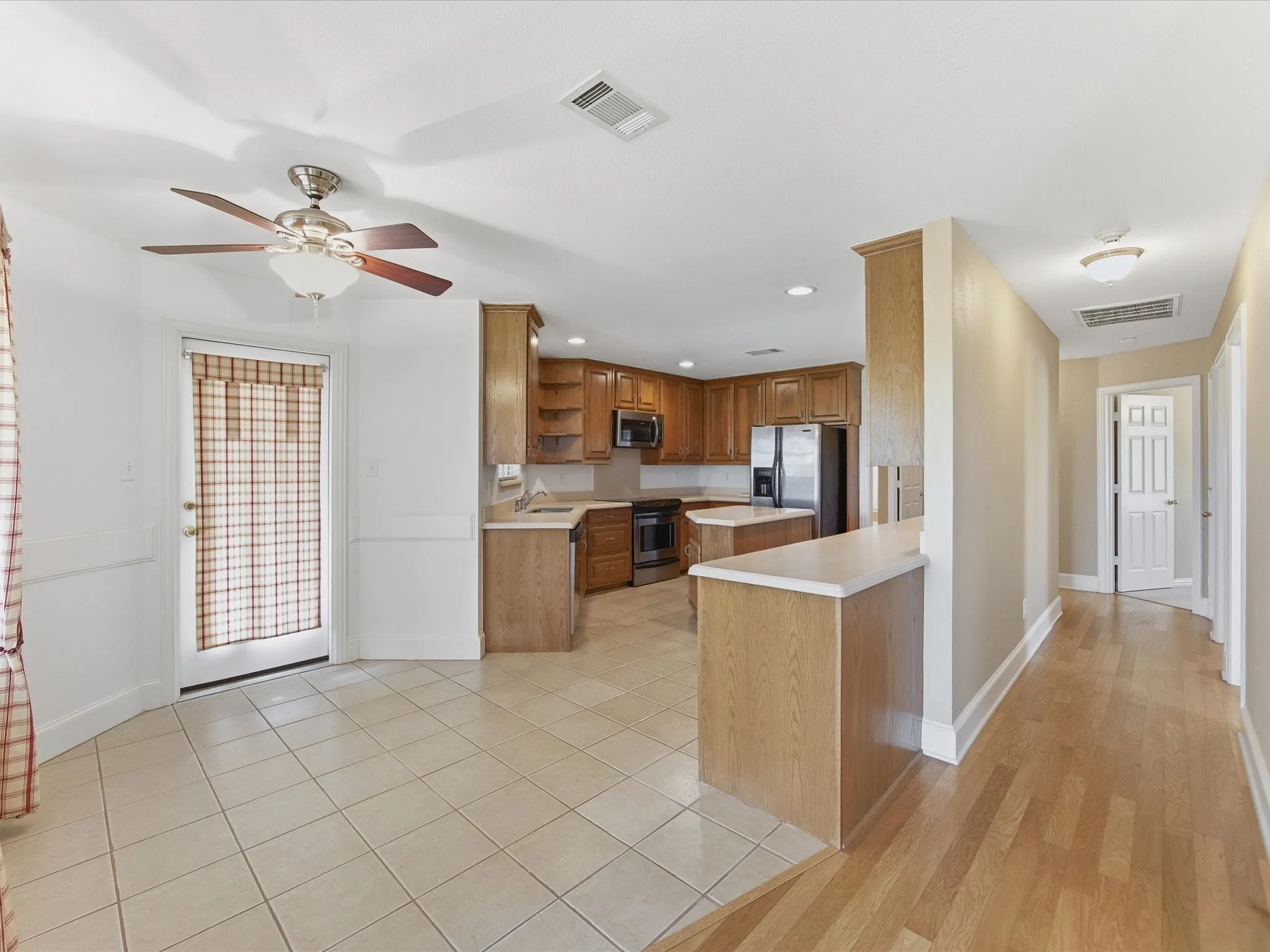 Single Family Residence For Sale in Ellis County , 6671 Fm 660, Ennis, Texas 75119, 4 Bedroom, 2 Bathroom, 3 Garage spaces, 2,640 Sqft, built in 2006, mls#21231402, Real Estate Agent in Ennis, Homes For Sale in Ellis county, Homes For Sale in Ennis, Realtor in Ennis Texas, Real Estate Brokerage Independent Realty Texas, Luminita Cordes Realtor
