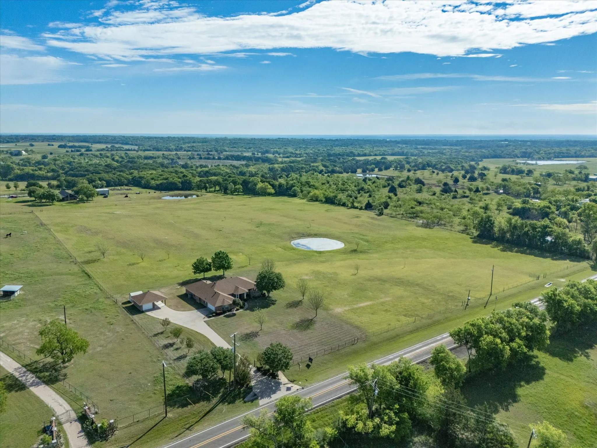 Single Family Residence For Sale in Ellis County , 6671 Fm 660, Ennis, Texas 75119, 4 Bedroom, 2 Bathroom, 3 Garage spaces, 2,640 Sqft, built in 2006, mls#21231402, Real Estate Agent in Ennis, Homes For Sale in Ellis county, Homes For Sale in Ennis, Realtor in Ennis Texas, Real Estate Brokerage Independent Realty Texas, Luminita Cordes Realtor