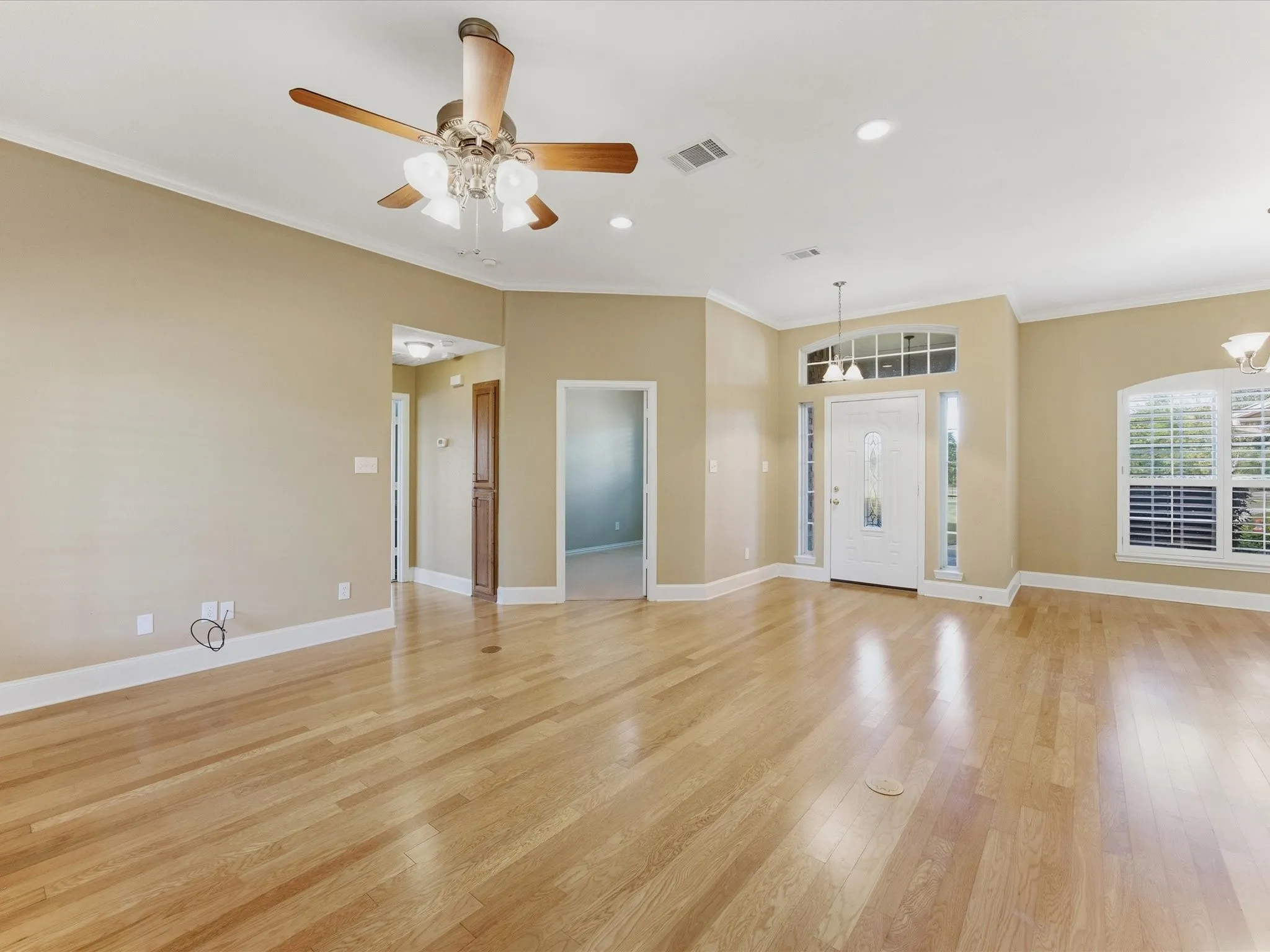 Single Family Residence For Sale in Ellis County , 6671 Fm 660, Ennis, Texas 75119, 4 Bedroom, 2 Bathroom, 3 Garage spaces, 2,640 Sqft, built in 2006, mls#21231402, Real Estate Agent in Ennis, Homes For Sale in Ellis county, Homes For Sale in Ennis, Realtor in Ennis Texas, Real Estate Brokerage Independent Realty Texas, Luminita Cordes Realtor